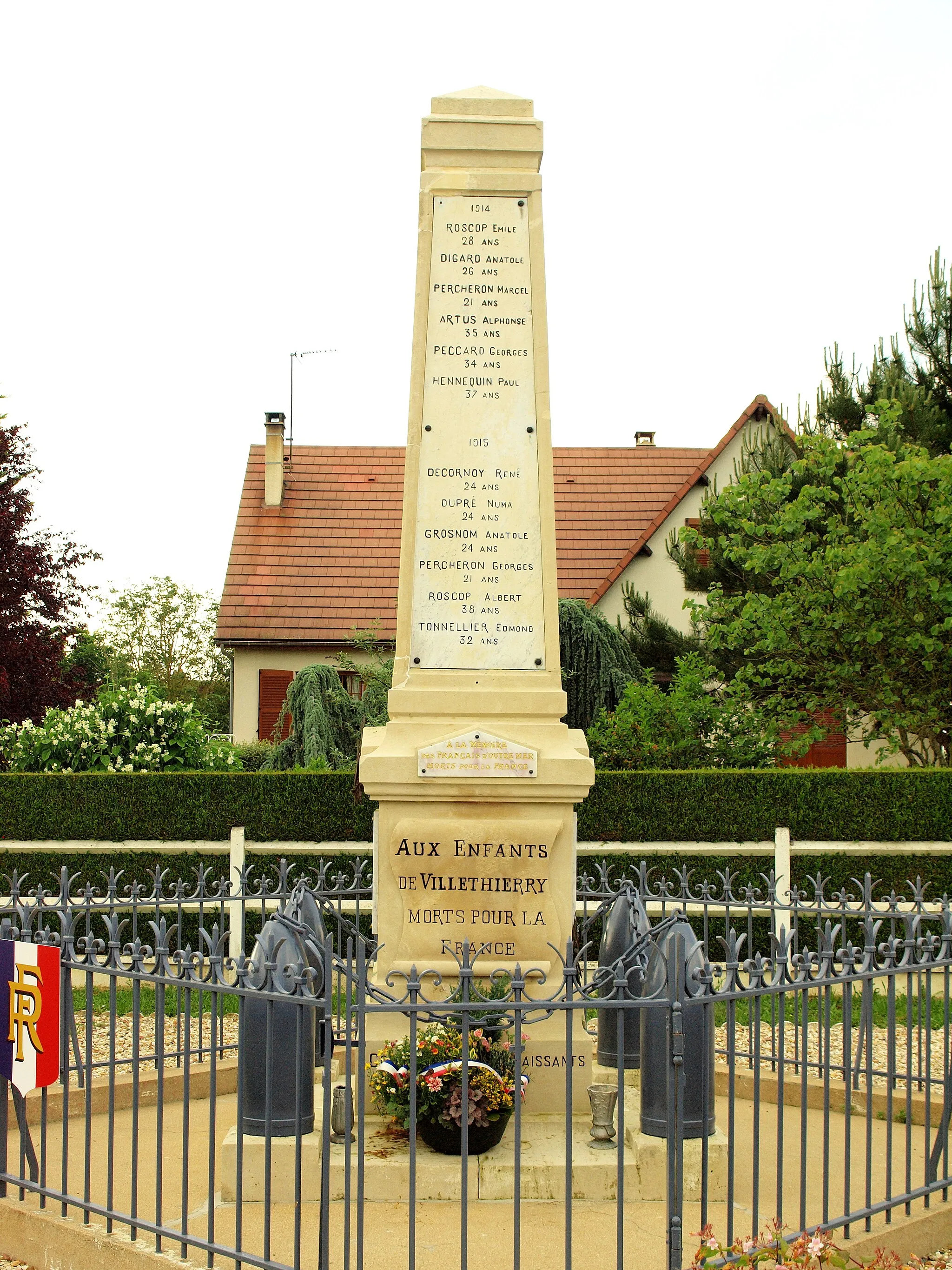 Photo showing: Monument aux morts de Villethierry (Yonne, France)