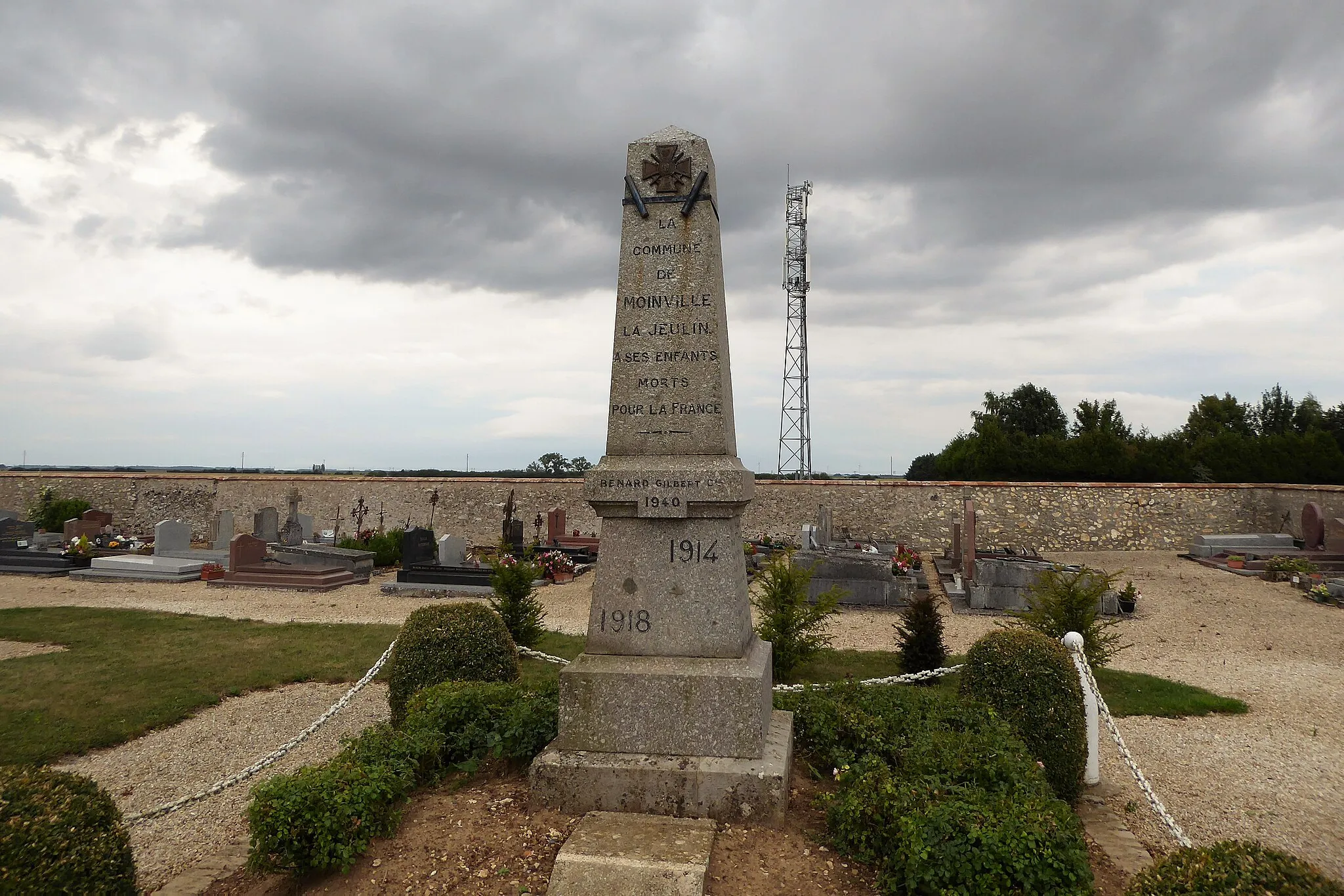 Photo showing: monument aux morts, Moinville-la-Jeulin, Eure-et-Loir, France.