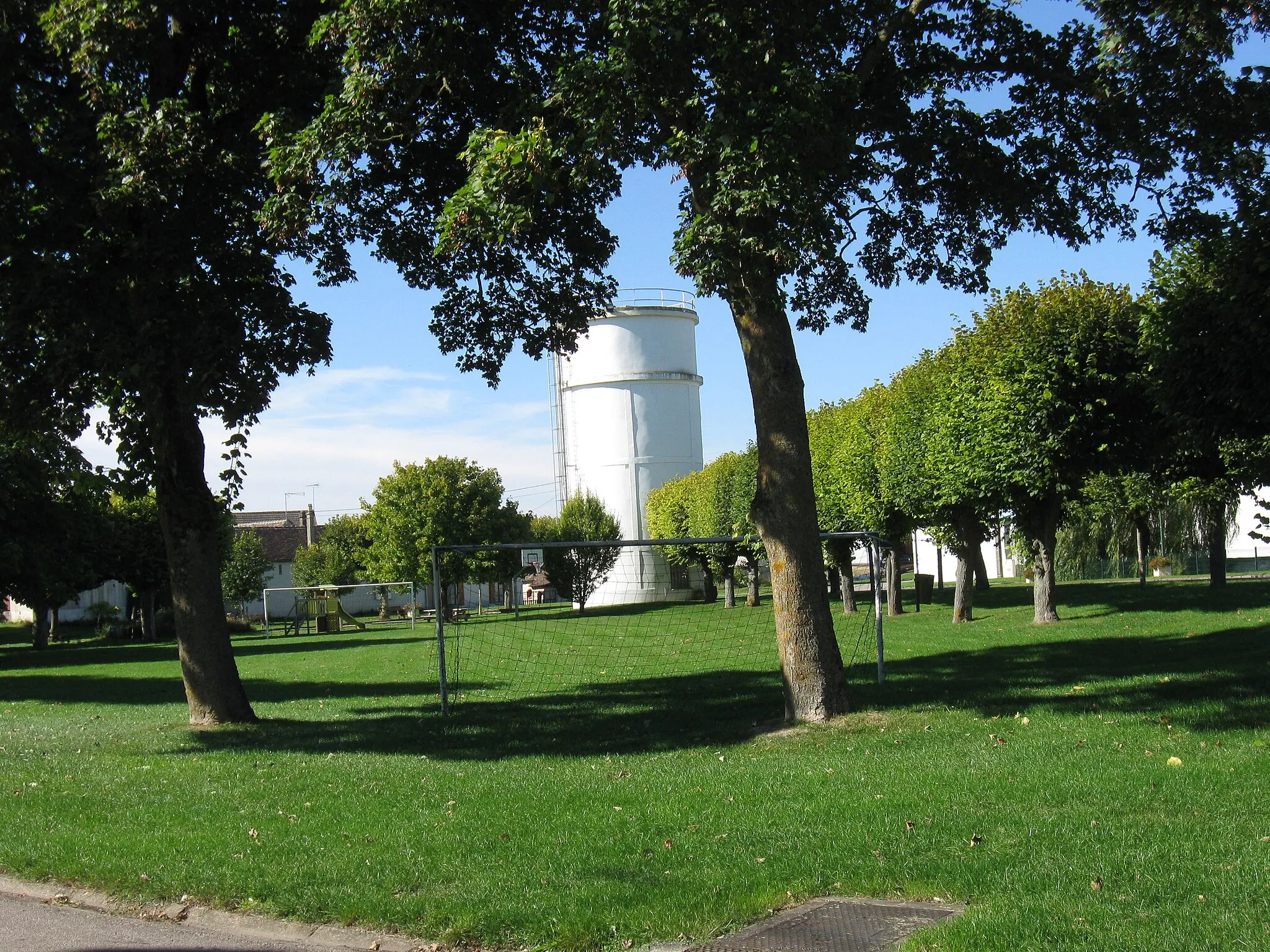 Photo showing: Place du Centre et château d'eau d'Obsonville. (Seine-et-Marne, région Île-de-France).