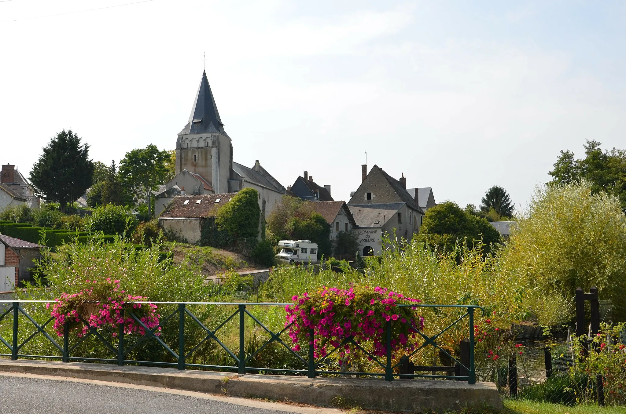 Photo showing: Vue du pont face à l'église