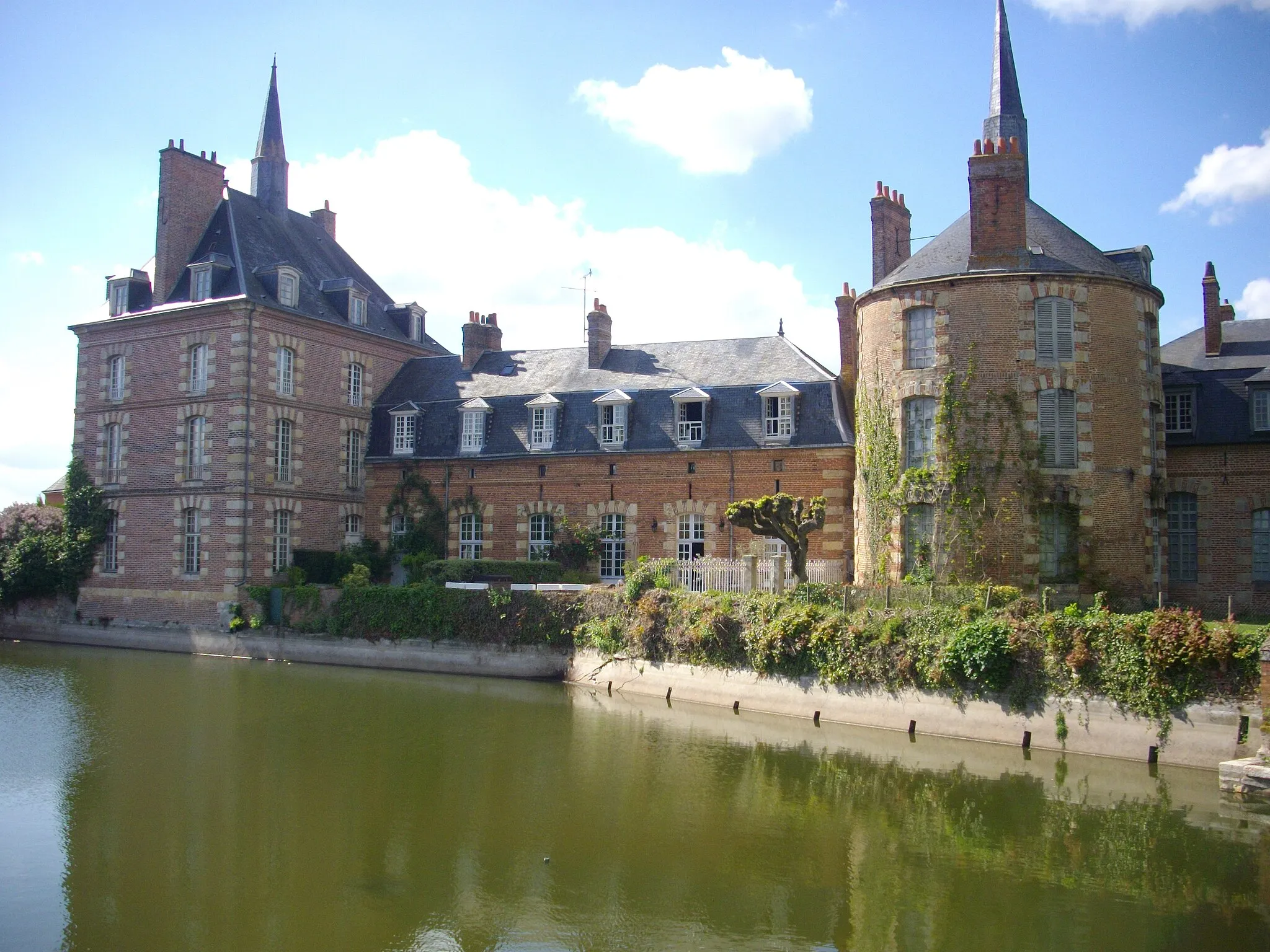 Photo showing: This building is indexed in the base Mérimée, a database of architectural heritage maintained by the French Ministry of Culture, under the reference PA00098709 .