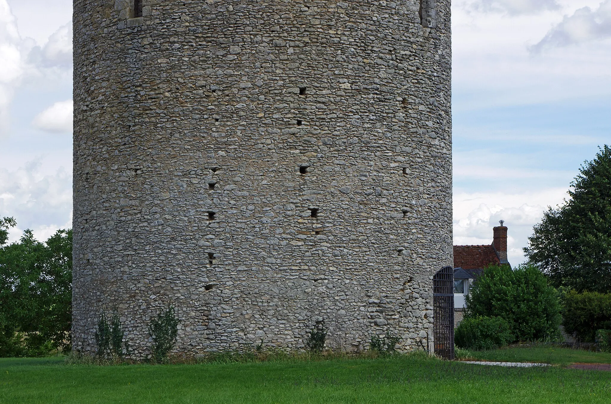 Photo showing: Athée-sur-Cher (Indre-et-Loire)
La tour du Brandon.
La tour semble avoir été édifiée au XIIème siècle.  Elle occupait à peu près le centre d'une enceinte fortifiée de de 45 à 50 ares. La muraille fortifiée, de 1,40 m d'épaisseur était elle même entourée par des fossés.
La muraille existait encore en 1583, ainsi que l'indique un aveu* du 25 juillet 1583, par Louis de Rohan , seigneur de Montbazon.  Dans le même aveu*, on apprend que la tour avait été "depuis longtemps ruynès en partie par les Anglais".
La muraille d'enceinte a aujourd'hui disparu, sauf quelques éléments inclus dans une construction récente.
Au mois de juin 1846, des ouvriers, en faisant des fouilles dans le voisinage de la tour du Brandon, ont mis à découvert un squelette étendu sur un banc de roc. En recueillant les ossements, on a trouvé parmi eux trente-trois pièces de monnaies d'empereurs romains Marc-Aurèle, Commode, Antonin le Pieux, et autres.
Le premier seigneur connu du Brandon est Guillaume de Brandon (Guillelmus de Brandone) mort en 1205.
La châtellennie du Brandon releva du château de Montbazon.
(Archives d'Athée-sur-Cher)
L'utilité de cette forteresses est assez obscure. Un hypothèse veut qu'il s'agirait plutôt d'une tour à signaux que d'un donjon. En effet, située sur un point culminant (97m au-dessus du niveau de la mer), elle pouvait transmettre des signaux aux châteaux de Montrichard (132m), de Montbazon (87m), de Reignac (96m), de Loches (124m), d'Amboise (107m), etc.
A l'occasion de la construction de l'autoroute A85, des fouilles ont montré dans le secteur de la Tour de Brandon des occupations gauloises et gallo-romaines. (INRAP TH. GUIOT)

aveu : En droit féodal, l'aveu est une déclaration écrite que doit fournir le vassal à son suzerain lorsqu’il entre en possession d’un fief. L’aveu est accompagné d’un dénombrement ou minu décrivant en détail les biens composant le fief. L'aveu est un acte qui établi une vassalité. (Un homme sans aveu n'est donc pas "reconnu", c'est un vagabond.). Etant écrit, l'aveu se distingue de "l'acte de foi et hommage" qui était un engagement oral d'homme à homme.

Tower Brandon.
The tower appears to have been built in the twelfth century. It occupied approximately the center of a walled area of ​​45 to 50 acres. The fortified wall, 1.40 m thick was itself surrounded by moats.
The surrounding wall has now disappeared, except for some items included in a recent construction.
The first known lord of Brandon William Brandon (Guillelmus of Brandone) died in 1205.

The castellany of Brandon was a vassal of the castle of Montbazon.