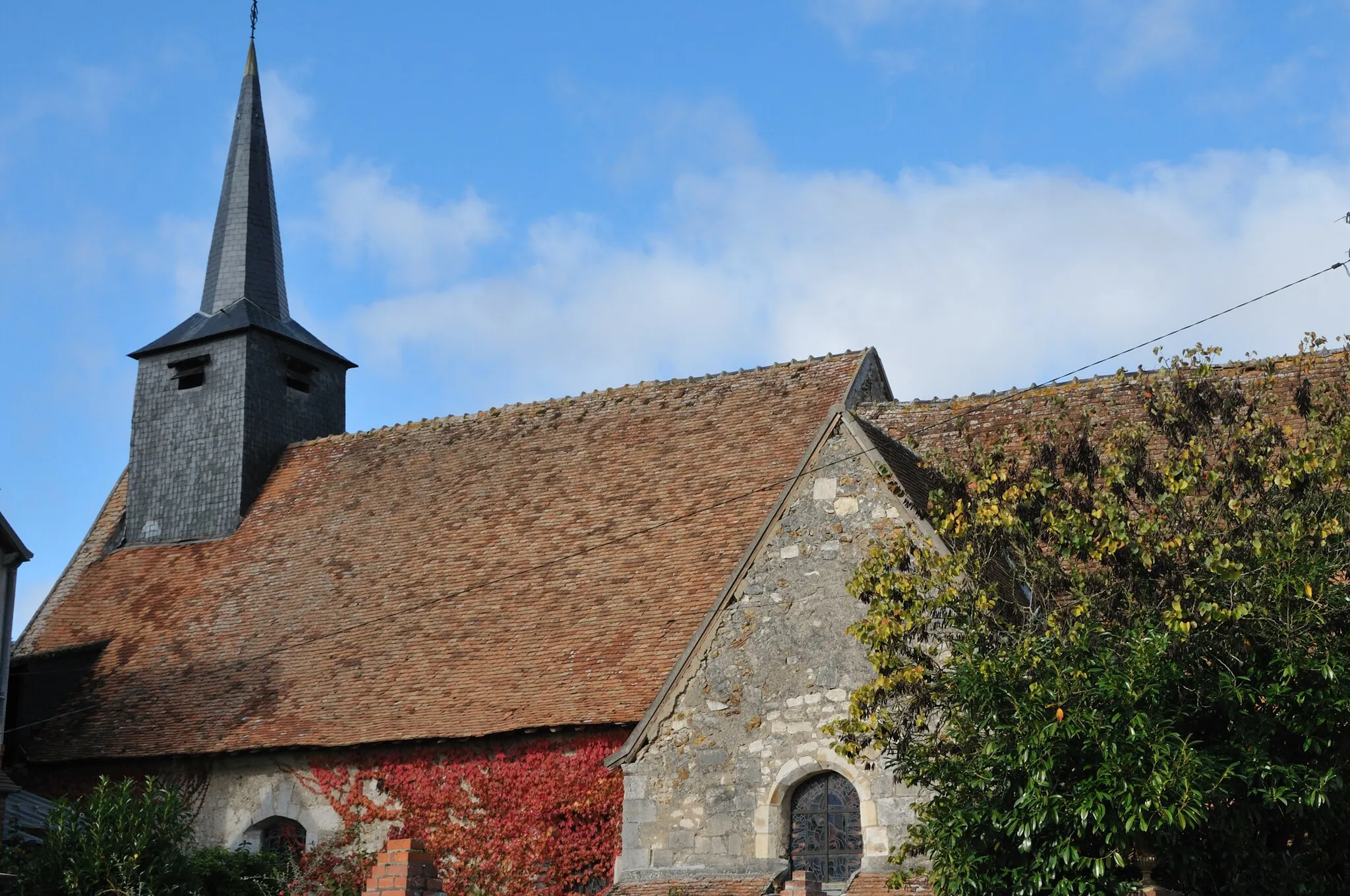 Photo showing: Église Saint-Firmin (vue par dessus les toits des maisons voisines), Saint-Firmin-sur-Loire, Loiret, France