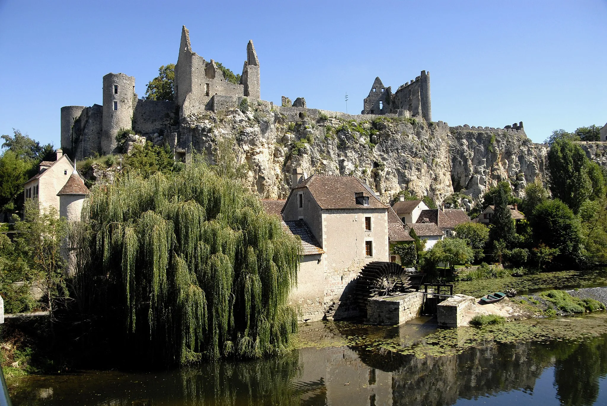 Photo showing: Angles-sur-l'Anglin, Burgfelsen mit Wassermühle