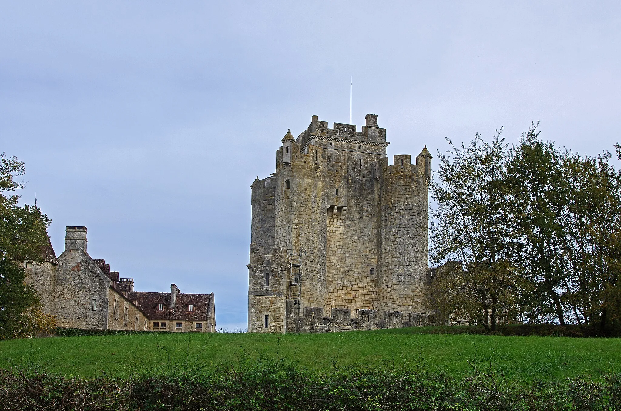 Photo showing: Ciron (Indre)
Château de Romefort.
Ce château à la puissante allure médiévale est le résultat d'une restauration due au comte de 
Bondy, entre 1872 et 1877.
Le premier seigneur connu de Romefort semble avoir été Gaudin de Ramefort (Gaudin Escoblard), 
signalé en 1182. Un Gaudinus de Ramefort figure dans la liste des chevaliers à bannières dans 
la campagne de Bouvines. Possesseur de l'Anjou, de la Touraine, et du Maine, Philipe-Auguste 
voulut s'en attacher la noblesse par quelques distinctions. Il nomma cinquante-cinq 
chevaliers bannerets. Les chevaliers bannerets avaient droit de porter bannière dans l'armée 
du roi. Parmi ceux-ci, on note effectivement un Gaudin de Ramefort.
Après une série de successions compliquées, Romefort sera racheté par le comte de Bondy* 
après 1854. Le château sera restauré entre 1872 et 1877 dans le style "Troubadour"*, sous la 
direction de l'architecte parisien Alexandre-Alexis Arveuf.
Ce château doit plus au 19ème siècle qu'au 12ème.
On raconte que c'est dans ce château que la comtesse Marie de Bondy aurait converti son 
cousin Charles Eugène de Foucauld de Pontbriand qui deviendra le Père Charles de Foucauld*, 
béatifié par Benoît XVI en 2005. Béatification à l'occasion de laquelle le ministre de la 
Justice Pascal Clément présentera une allocution.

François Marie Taillepied de Bondy, fils de Pierre Marie taillepied de Bondy qui dirigeait en 1792 la fabrication des assignats. Né le 23 avril 1802 à Paris et décédé le 28 novembre 
1890 à Paris à l'âge de 88 ans. Pair de France, sénateur de l'Indre, préfet de l'Yonne, 
conseiller d'Etat. Il était évidemment titulaire de la Légion d'Honneurs. Il s'est marié en 
deuxième noce (1834) avec Esther Louise Félicité Seillière. Il s'opposera aux lois de Ferry 
sur l'enseignement, aux lois sur la liberté de la presse et la liberté de réunion. Il se 
pronnoncera également contre l'amnistie. Il se prononcera également contre "l'amendement 
Wallon". L'amendement Wallon est voté par l'Assemblée nationale le 30 janvier 1875, il 
instaure l'élection du président à la majorité absolue des suffrages par le Sénat et par la 
Chambre des députés réunis en « Assemblée nationale ». L'amendement Wallon pérennise la 
République: il remplace la formule "le gouvernement de la République se compose de ..." par 
"le président de la République est élu...".

Le style "Troubadour" est le résultat d'un engouement, qui vient d'Angleterre, pour une architecture fantasmée du Moyen-Âge et de la Renaissance. Le château de Pierrefonds 
(Viollet-le-Duc), en est certainement l'exemple le plus célèbre en France.

Personnalité complexe, Charles de Foucauld, mène d'abord une vie dissolue et aventureuse. Démissionnaire de l'armée à 23 ans, il se lance dans l'exploration du Maroc. Il atteindra une 
certaine renommée avec son livre "Reconnaissance au Maroc (1888)". Un moment attiré par 
l'Islam, Foucauld reviendra au christianisme influencé par sa cousine Marie de Bondy. 
Partisan de la colonisation, il en dressera cependant un constat lucide : « ... notre 
Algérie, on n'y fait rien pour les indigènes ; les civils ne cherchent la plupart qu'à 
augmenter les besoins des indigènes pour tirer d'eux plus de profit, ils cherchent leur 
intérêt personnel uniquement ; les militaires administrent les indigènes en les laissant dans 
leur voie, sans chercher sérieusement à leur faire faire des progrès ". Il n'empêche qu'il 
croit en la "mission civilisatrice" de la colonisation et collabore étroitement avec l'armée.
Il sera tué le 1er décembre 1916 dans son ermitage fortifié de Tamanrasset, dans le contexte 
des soulèvements senousistes contre l'occupant français.

Castle Romefort.
This medieval castle appearance was completely restored between 1872 and 1877.
The first known lord of the place is of Ramefort Gaudin (reported to 1182).
The castle was bought by the Count of Bondy in 1854. He commission the restoration of the 
castle at the Parisian architect Alexandre-Alexis Arveuf.
It was in this castle that the Countess Marie de Bondy had converted to Christianity Charles

de Foucault.