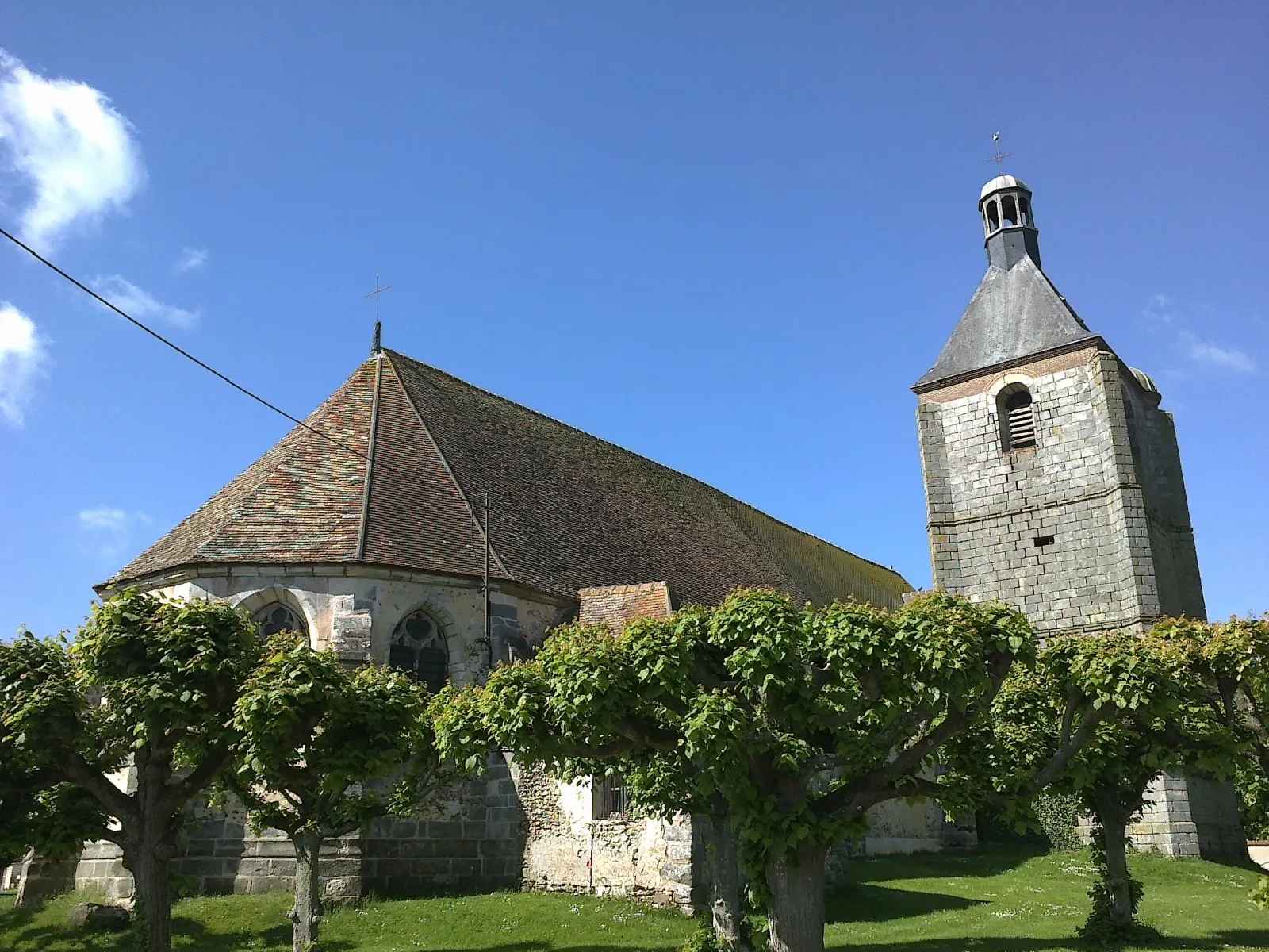 Photo showing: côté nord de l'église de Prouais, Eure-et-Loir, France.