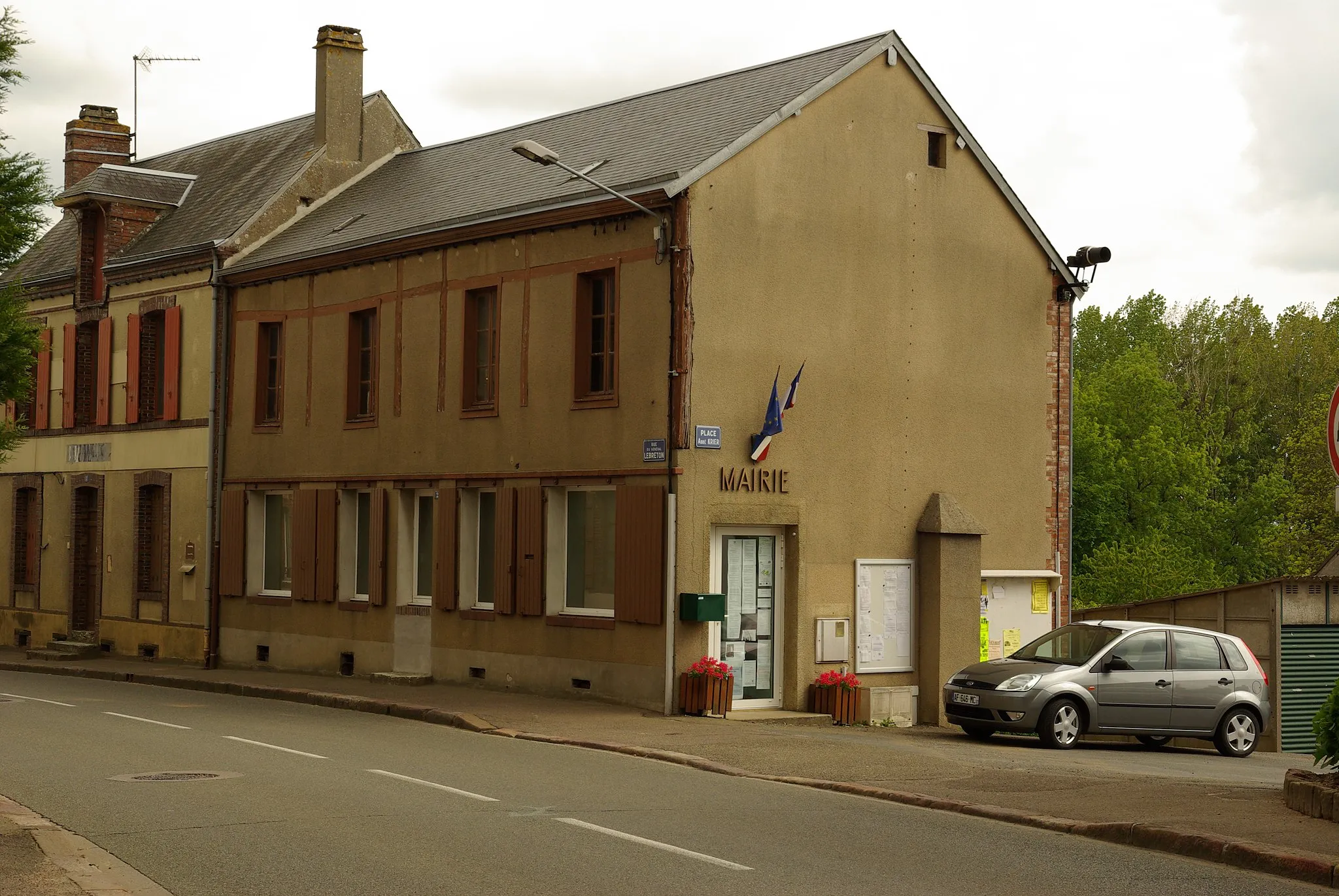 Photo showing: Gemeentehuis van Luigny