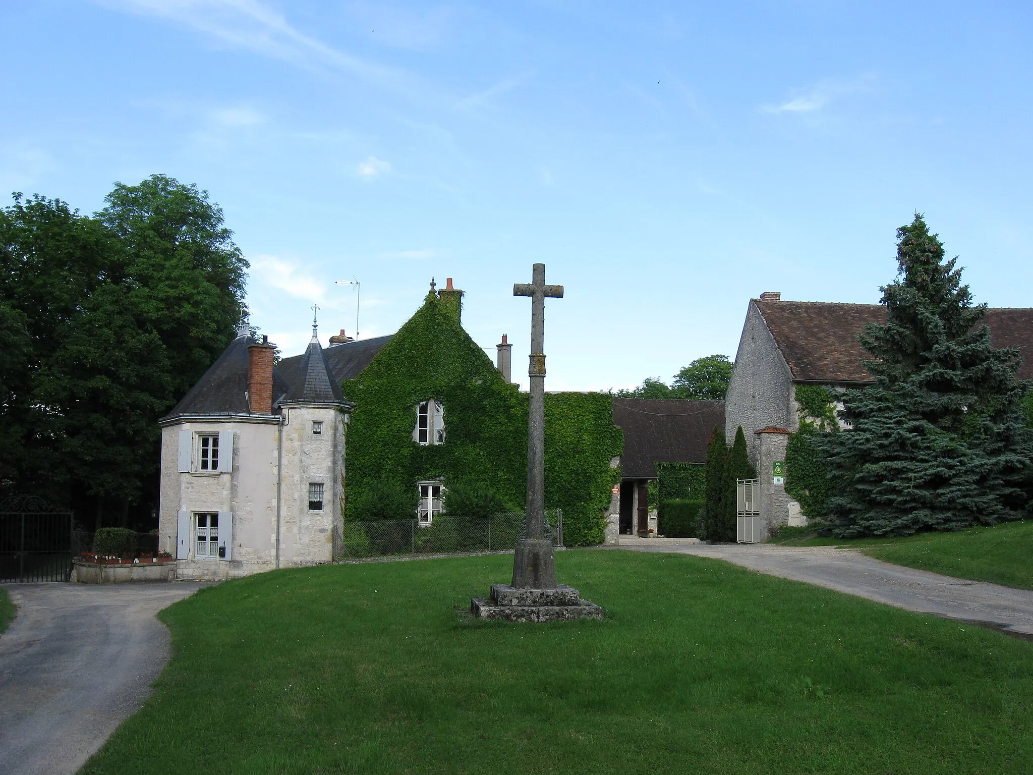 Photo showing: Entrée de la ferme du château de Rouville (Loiret , région Centre)