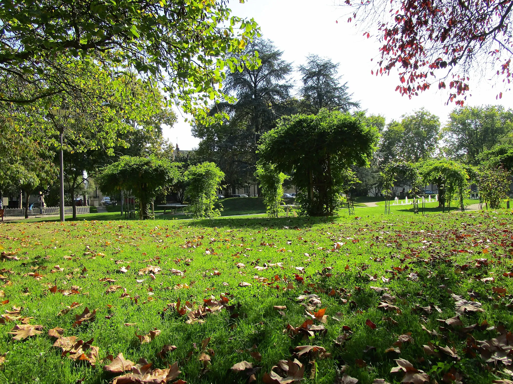 Photo showing: Le jardin René Boylesve, sur la place de Strasbourg, dans le quartier Lakanal-Strasbourg de la ville de Tours.