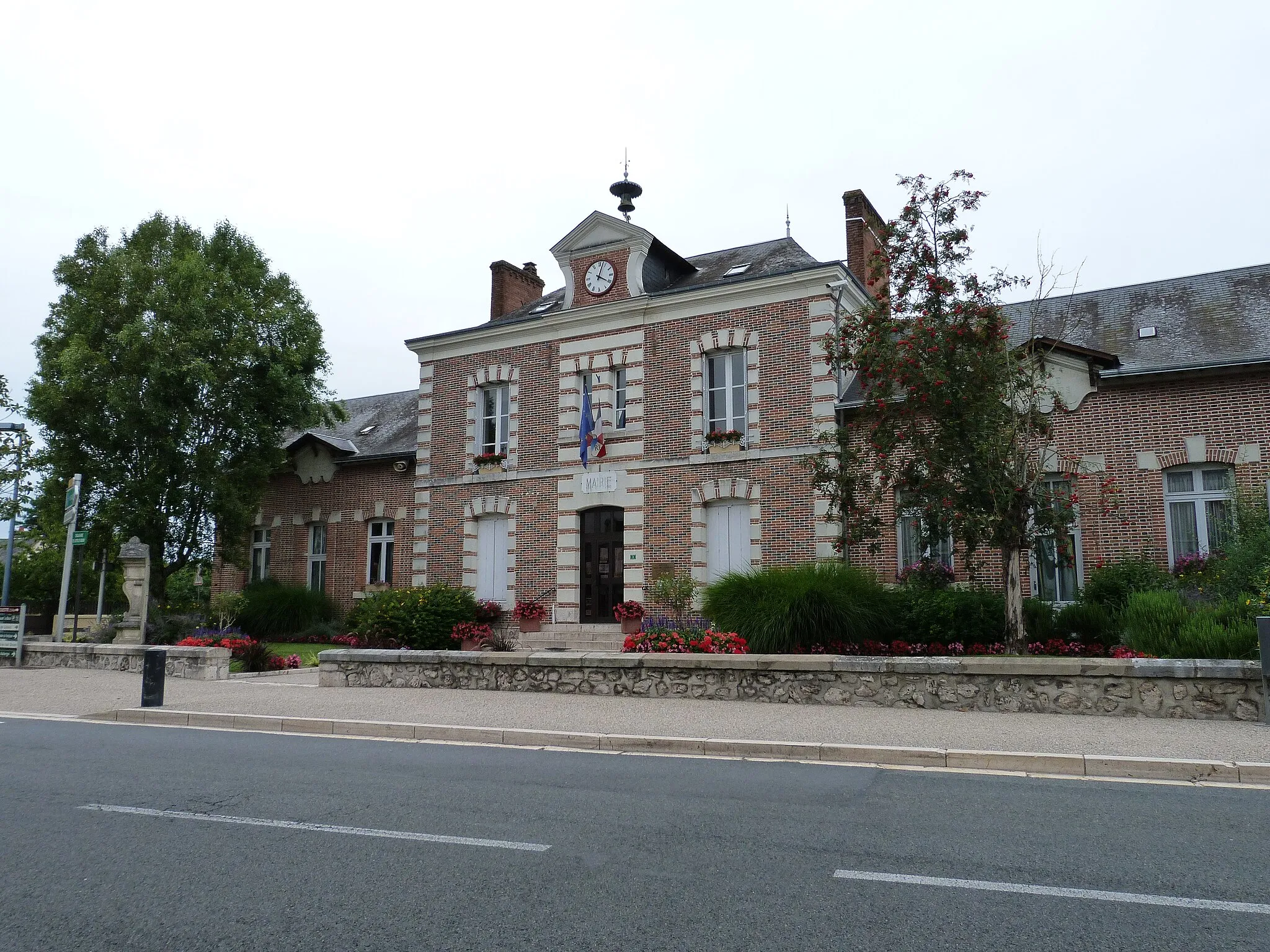 Photo showing: Mairie de Mur-de-Sologne