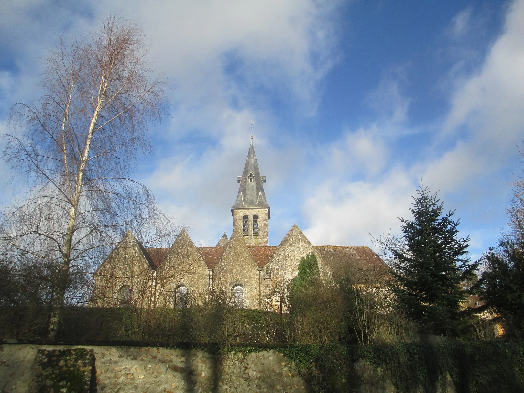 Photo showing: Église Sainte-Madeleine de la Madeleine-Bouvet vue depuis la rive de l'étang.