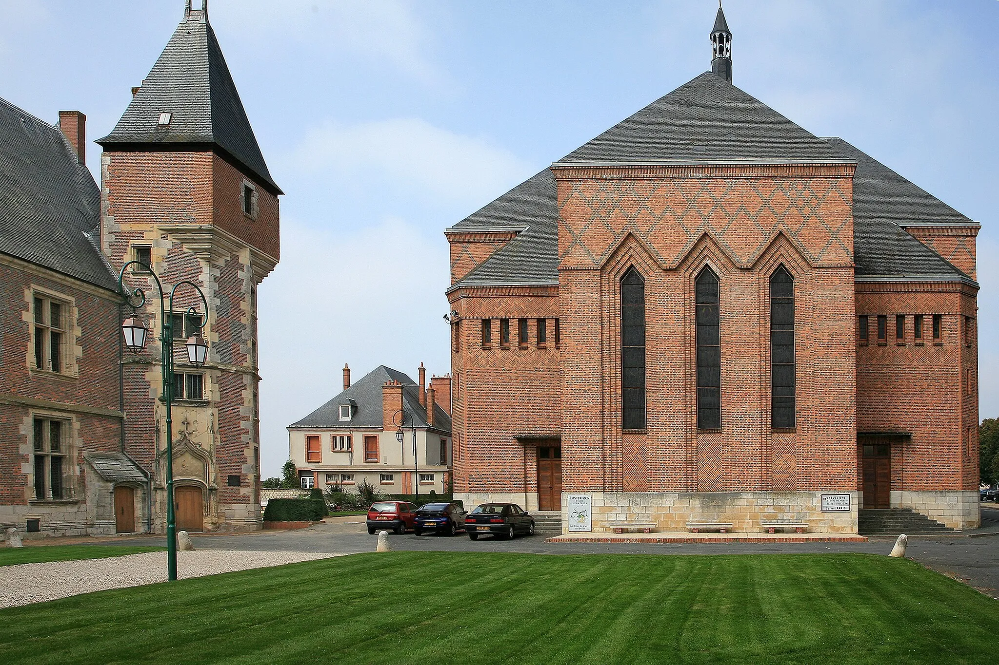 Photo showing: Gien Castle (Chateau de Gien). The picture shows the west tower seen from the north on the city wall. The castle with a hunting museum is located on the Loire. Gien is a town of around 14,000 inhabitants in the Centre-Val de Loire region of France.