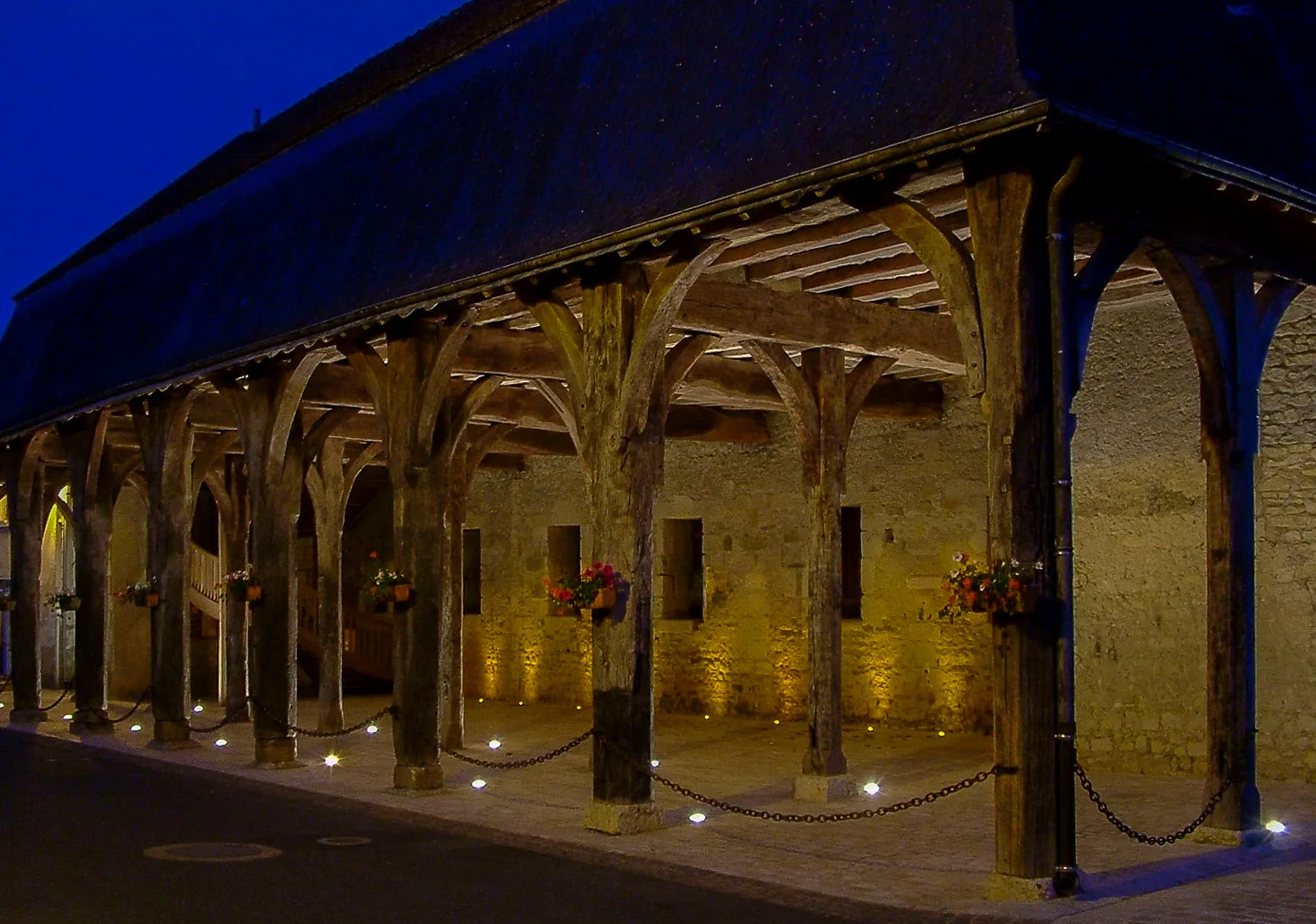 Photo showing: La Halle aux laines de Montrésor, vue nocturne