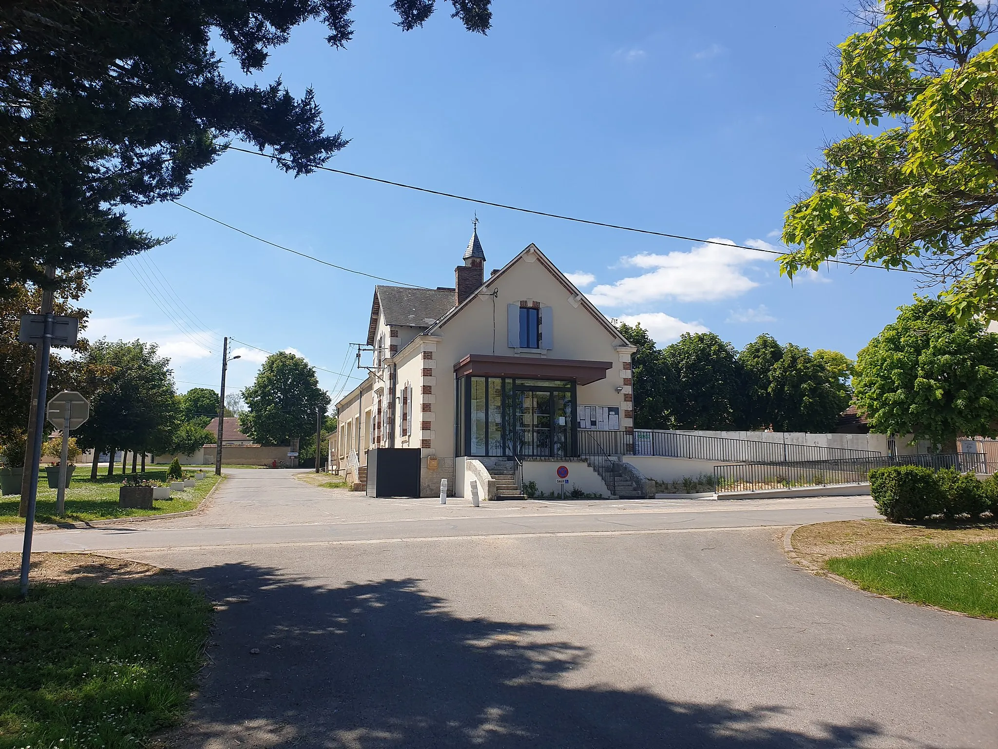 Photo showing: Mairie de Nohant-en-Goût.