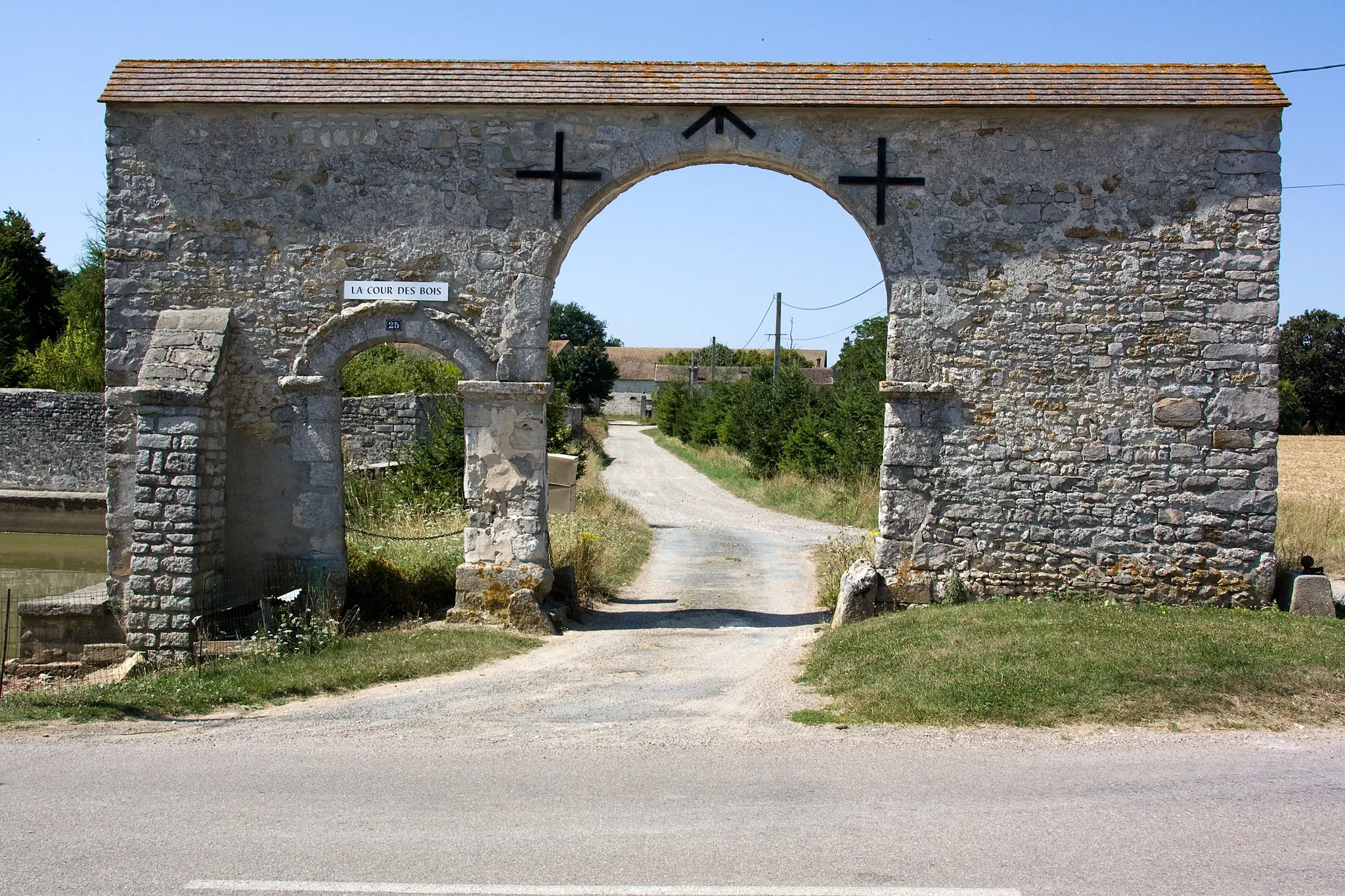 Photo showing: Porche d'entrée de la Cour des bois, Tousson, Seine-et-Marne, France