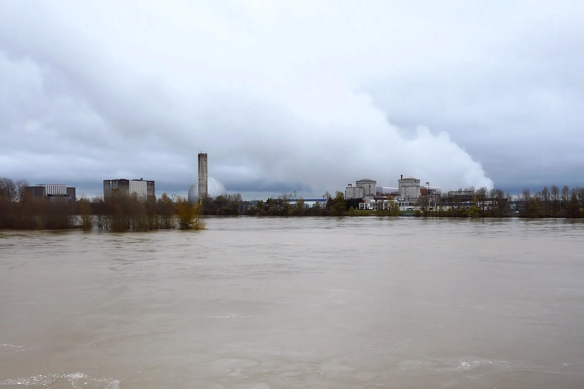 Photo showing: The nuclear power plant of Chinon (France) taken from the opposite side of the Loire river.