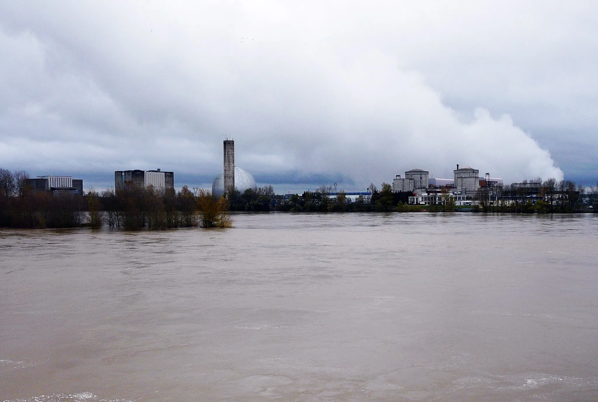 Photo showing: The nuclear power plant of Chinon (France) taken from the opposite side of the Loire river.