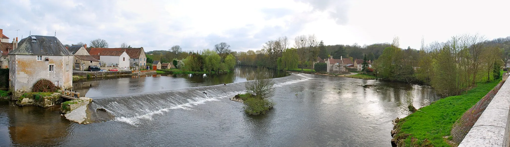 Photo showing: Panorama de Saint-Pierre-de-Maillé vu du pont sur la Gartempe (Vienne, France)