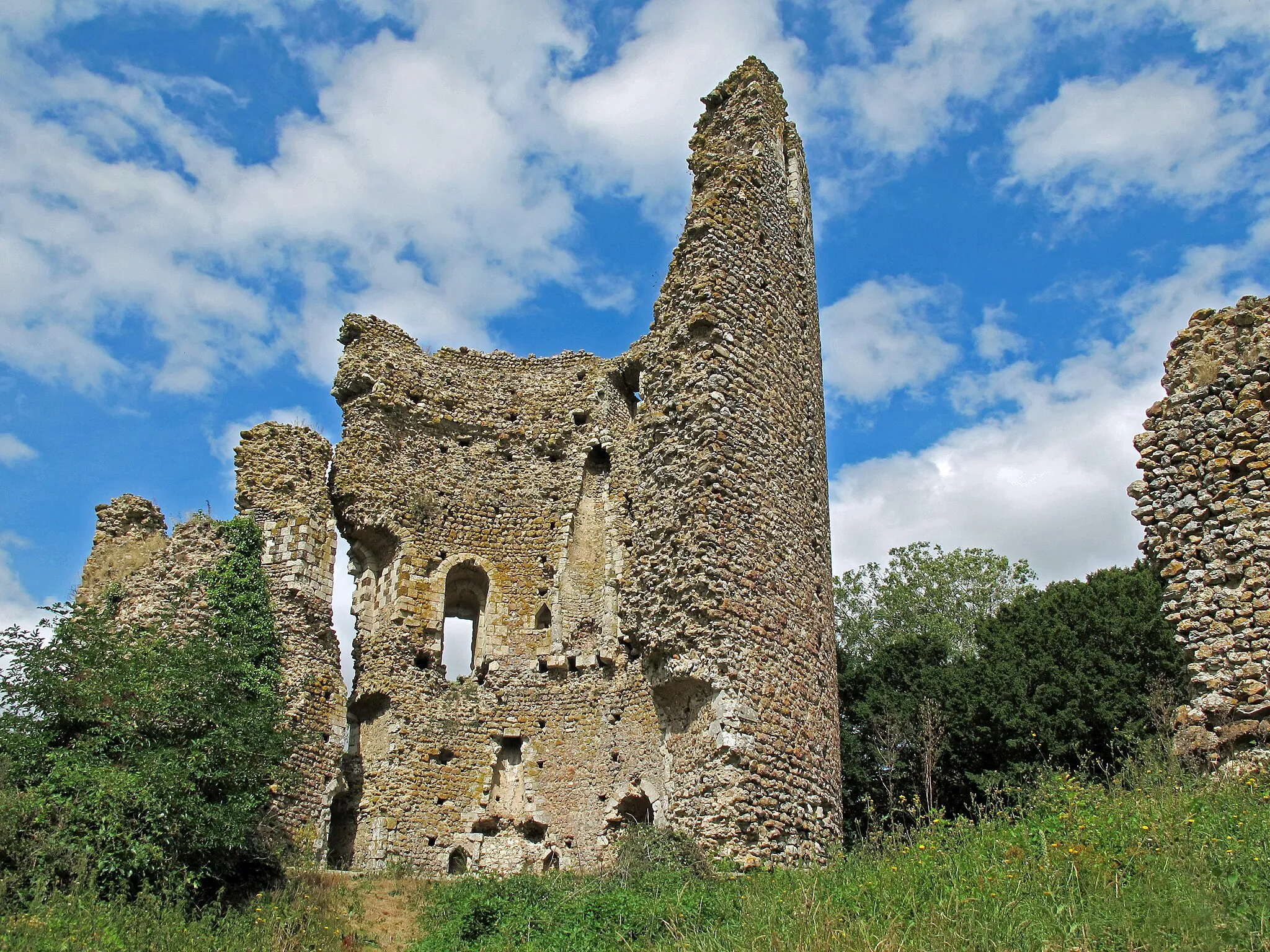 Photo showing: Château de Fréteval (Loir-et-cher).
47° 53′ 07″ Nord

1° 12′ 41″ Est

Le château comprenait 3 lignes de défense.
Le château a toujours été transmis par succession héréditaire depuis le XIème siècle.
Le donjon de Fréteval, dont la date de construction est voisine de 1090 et la destruction par les troupes anglaises de 1428/1429 aurait été l'un des premiers donjons circulaires avec ceux de Doué-la-Fontaine et Langeais.
La construction est en rognons de silex et  poudingue liés par un mortier à la chaux.
L'alignement des trous de boulins  crée des lignes de faiblesse visibles.

The castle consisted of three lines of defense.
The castle has been transmitted by hereditary succession since the eleventh century.
Dungeon Fréteval, whose date of construction is around 1090 and destroyed by British troops in 1428/1429 was one of the first circular dungeons with those of Doue-la-Fontaine and Langeais.
Construction is flint and poudingue bound by lime mortar.

The alignment holes putlogs creates visible lines of weakness.