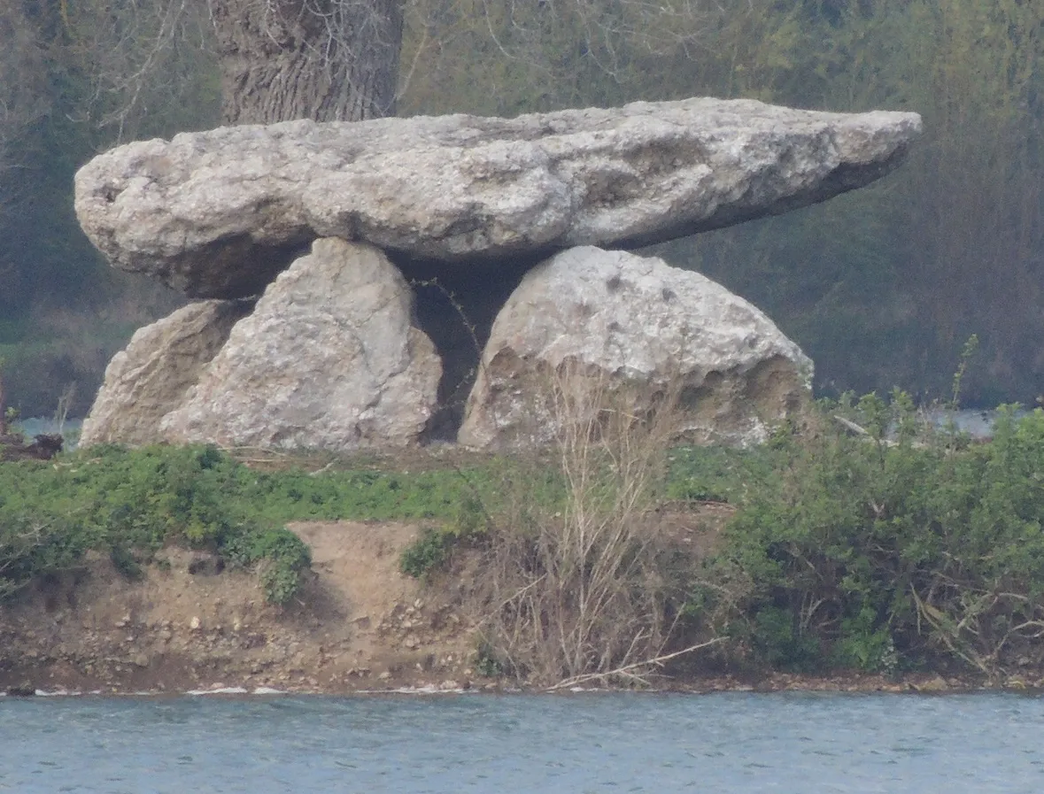 Photo showing: Dolmen de la Pierre Pucre à Ecluzelles (28)