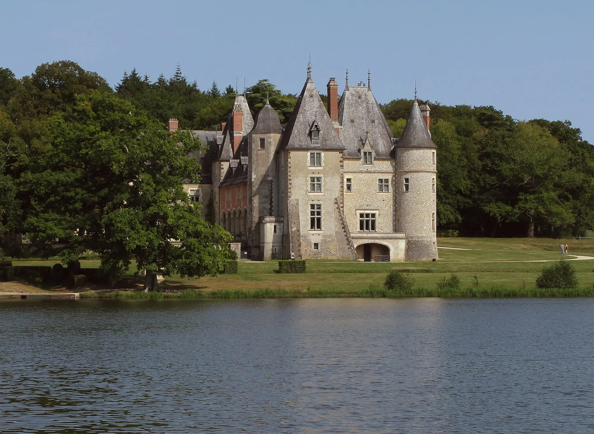 Photo showing: Schloss La Verrerie im französischen Département Cher - Blick über den See auf das Schloss
