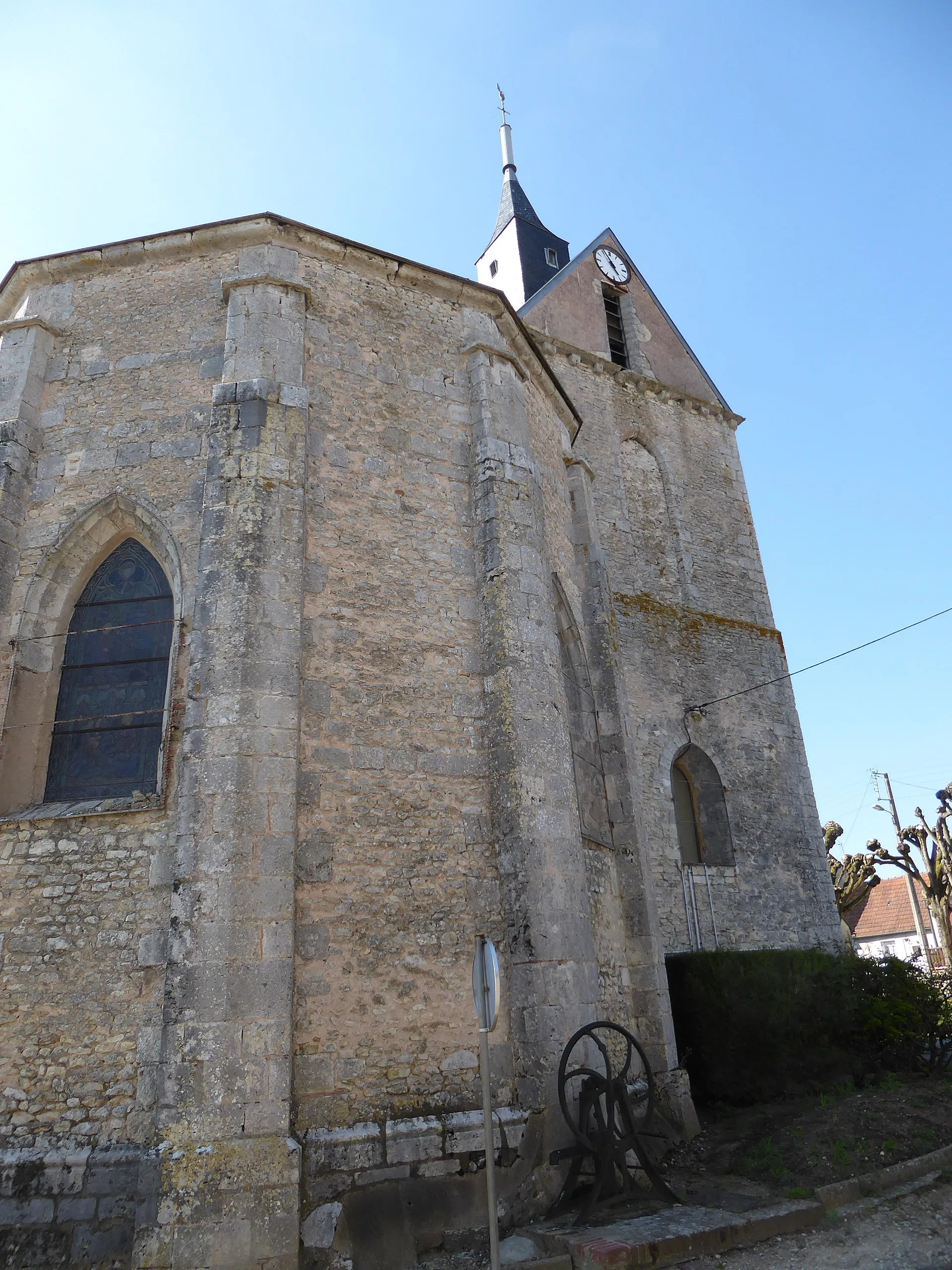 Photo showing: Chevet et clocher de l'église Saint-Germain de Sours, Eure-et-Loir, France.