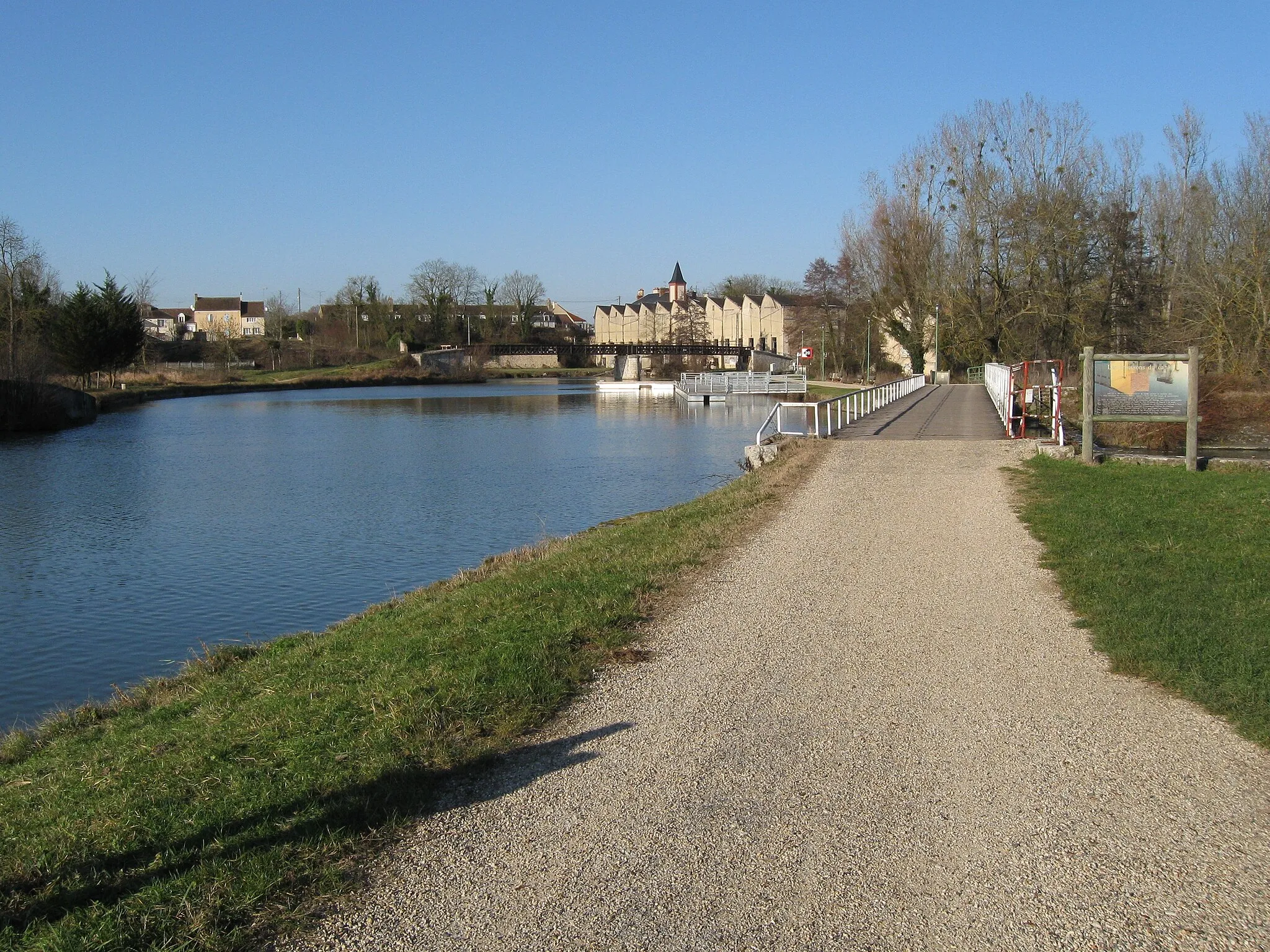 Photo showing: Châlette-sur-Loing. Le canal du Loing. Vue vers le nord-nord-ouest.