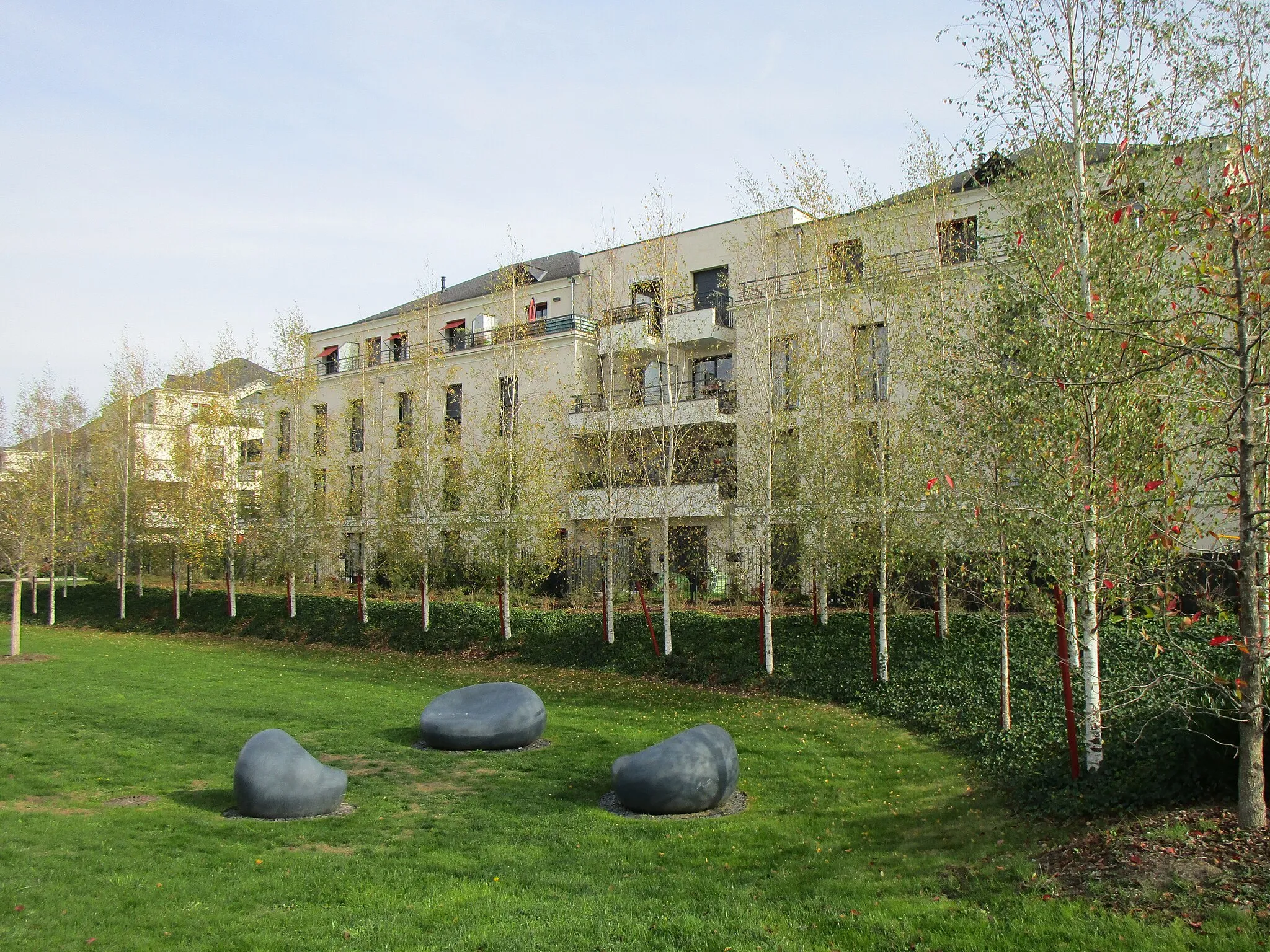 Photo showing: Allées royales du quartier Central Parc, Saint-Cyr-sur-Loire