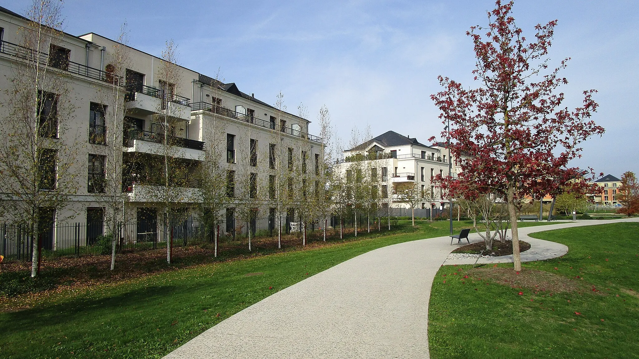 Photo showing: Allées royales du quartier Central Parc, Saint-Cyr-sur-Loire