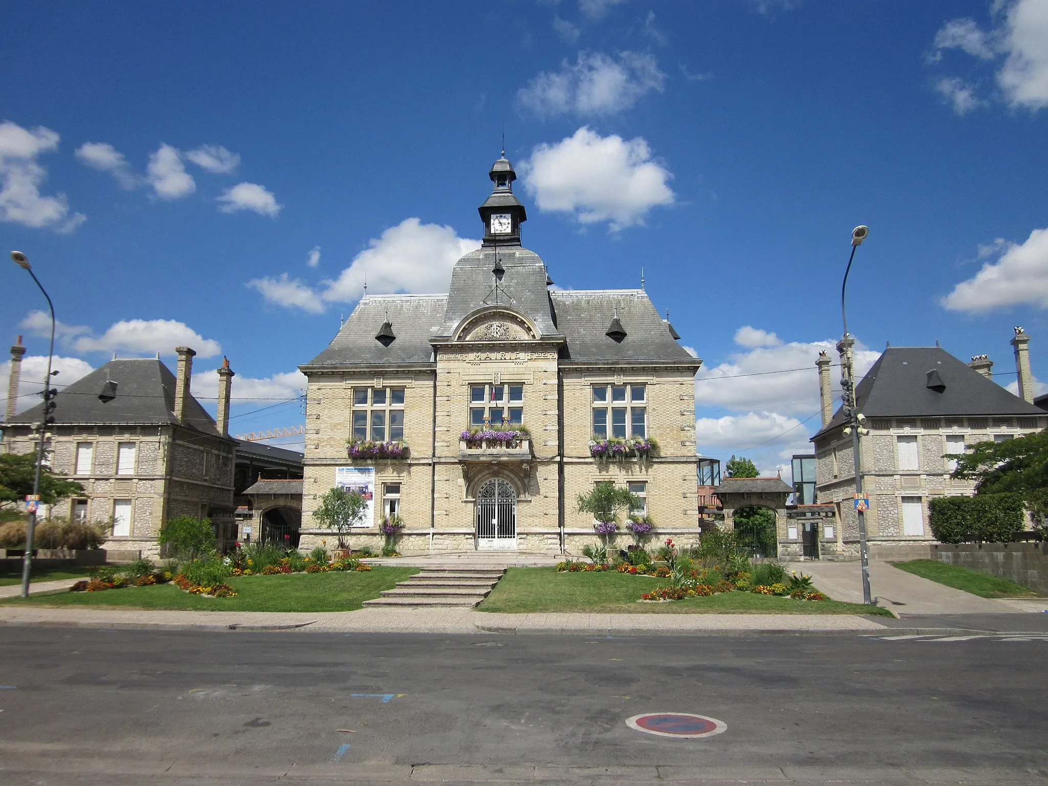 Photo showing: Saint-Pierre-des-Corps' city hall.