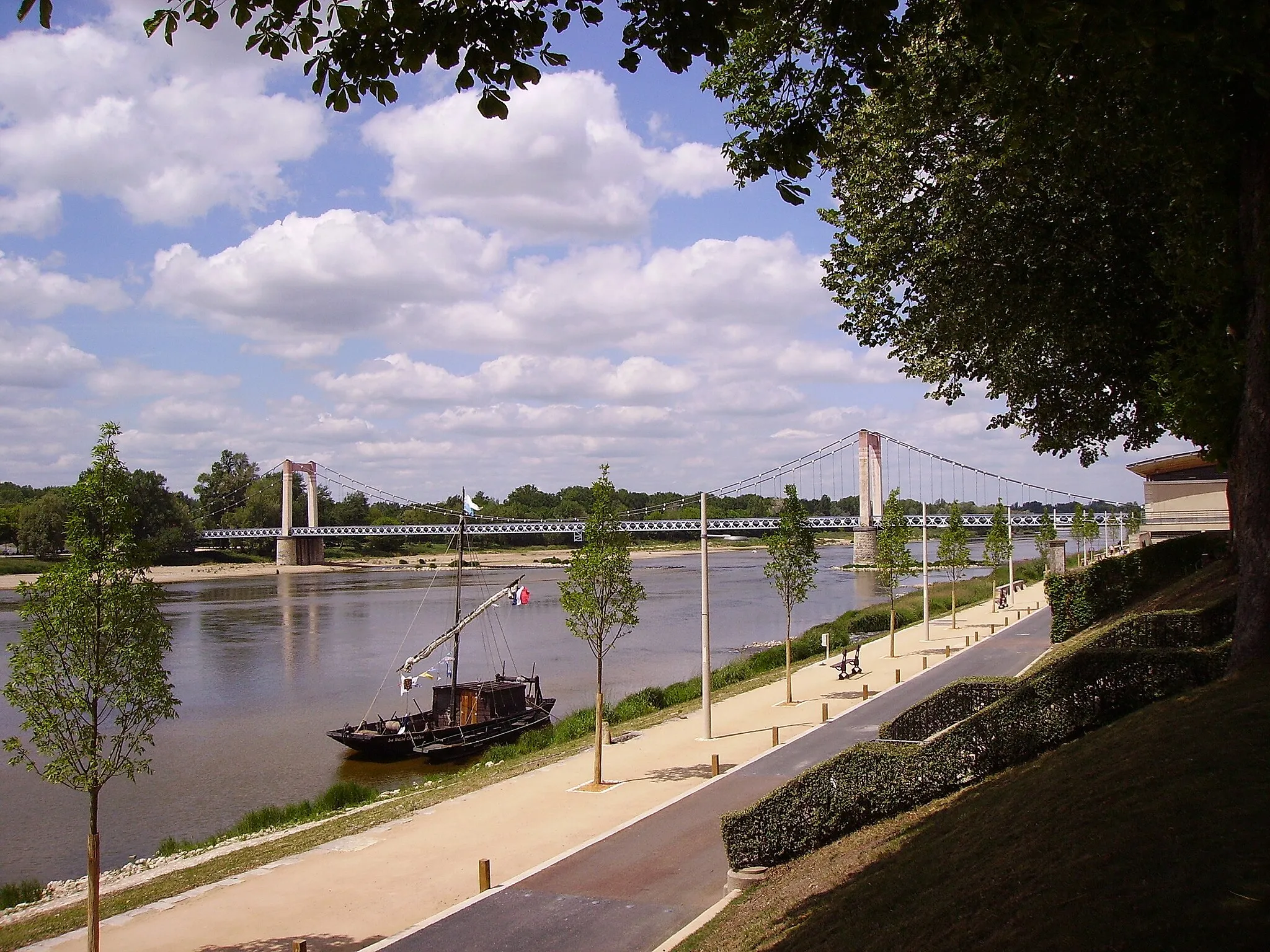 Photo showing: Bords de Loire avec cheminement piéton, en amont du pont suspendu, Cosne-Cours-sur-Loire, Nièvre, France.