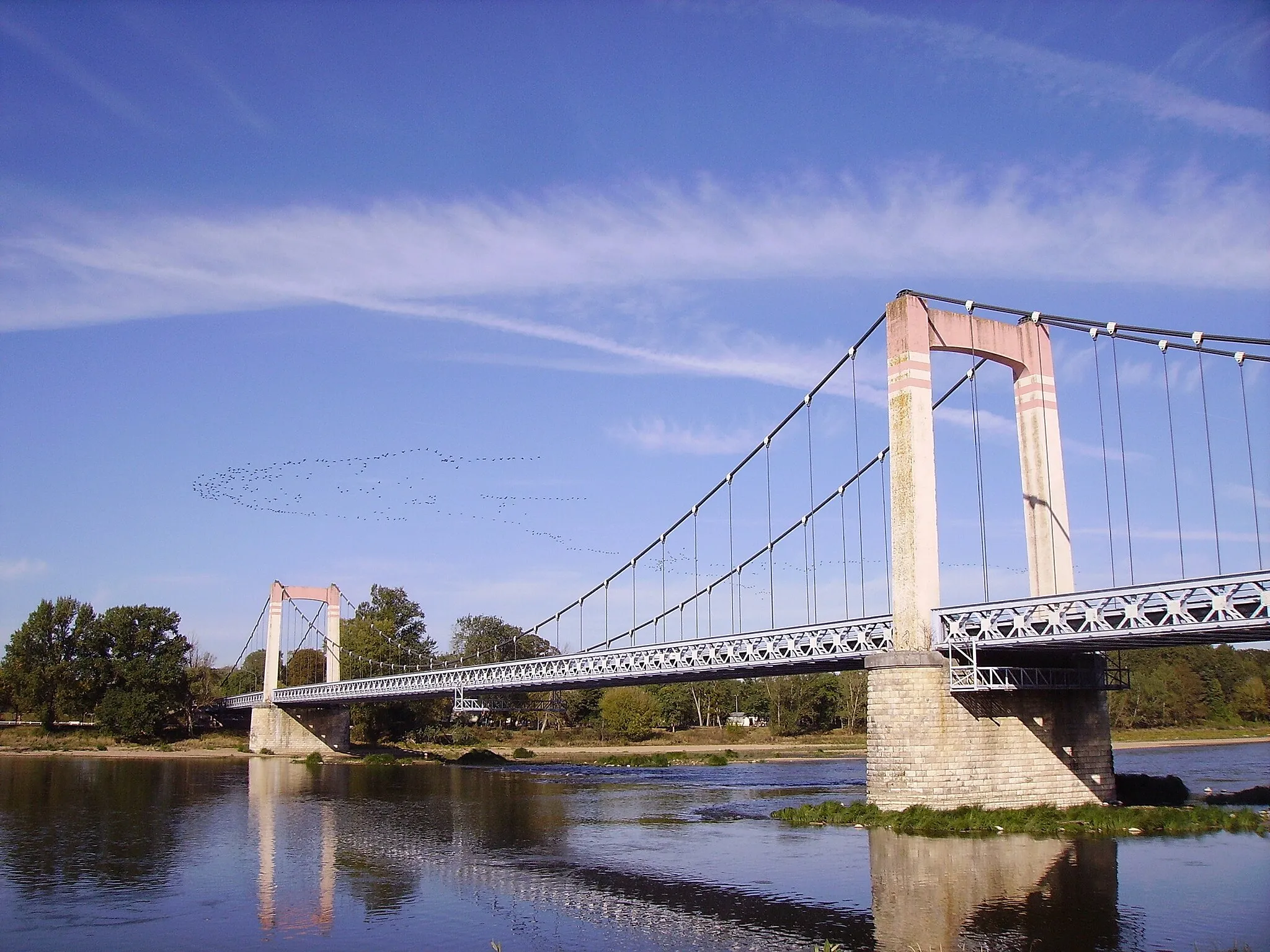 Photo showing: Bridge (upstream side) over the Loire River in Cosne-Cours-sur-Loire and cranes in flight, Nièvre, Burgundy, France.