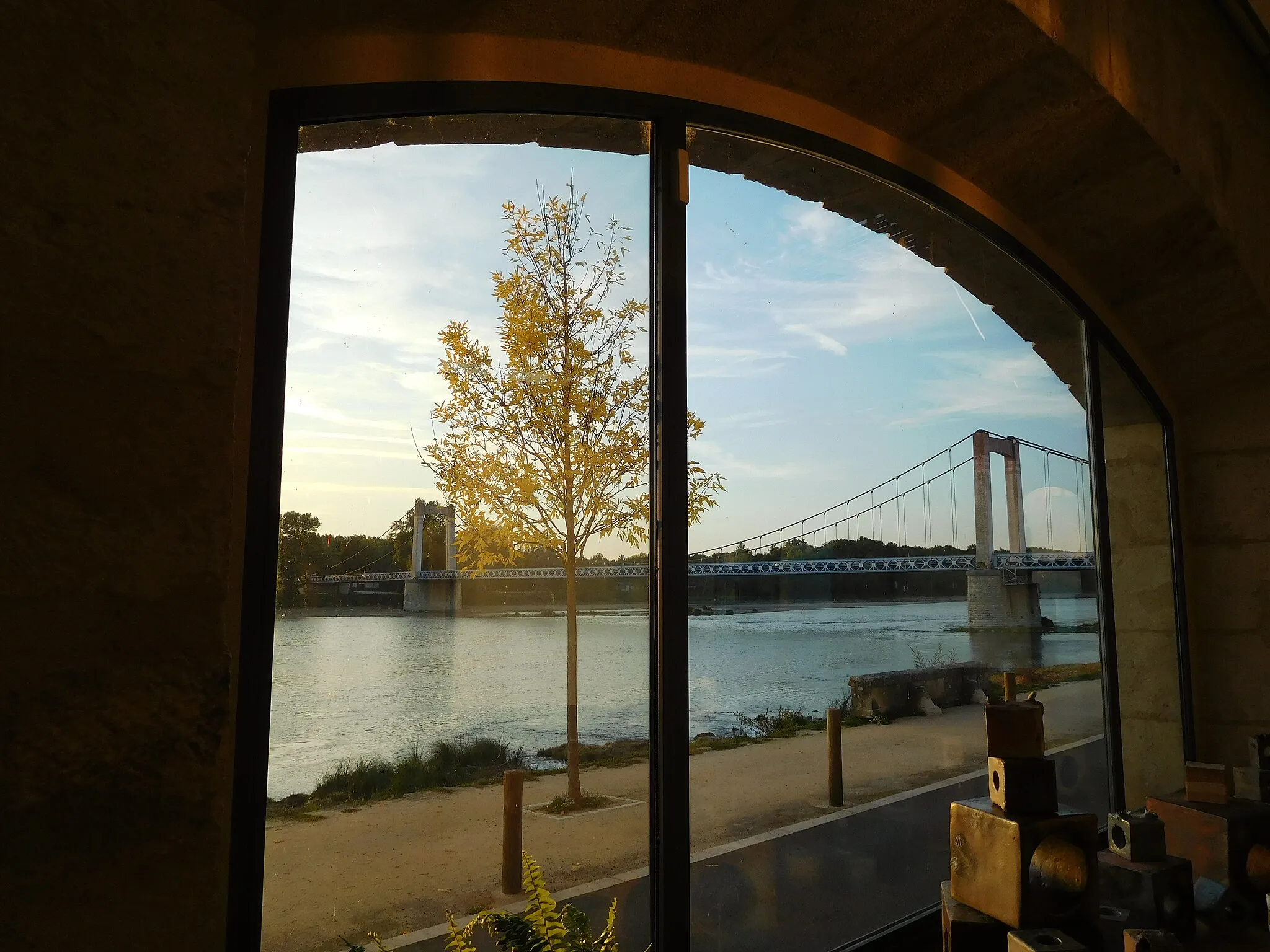 Photo showing: Pont de Cosne-Cours-sur-Loire et cheminement piéton en bord de Loire (sur la rive droite), vus depuis le rez-de-chaussée de la salle de la Chaussade (Cosne-Cours-sur-Loire, Nièvre, France).