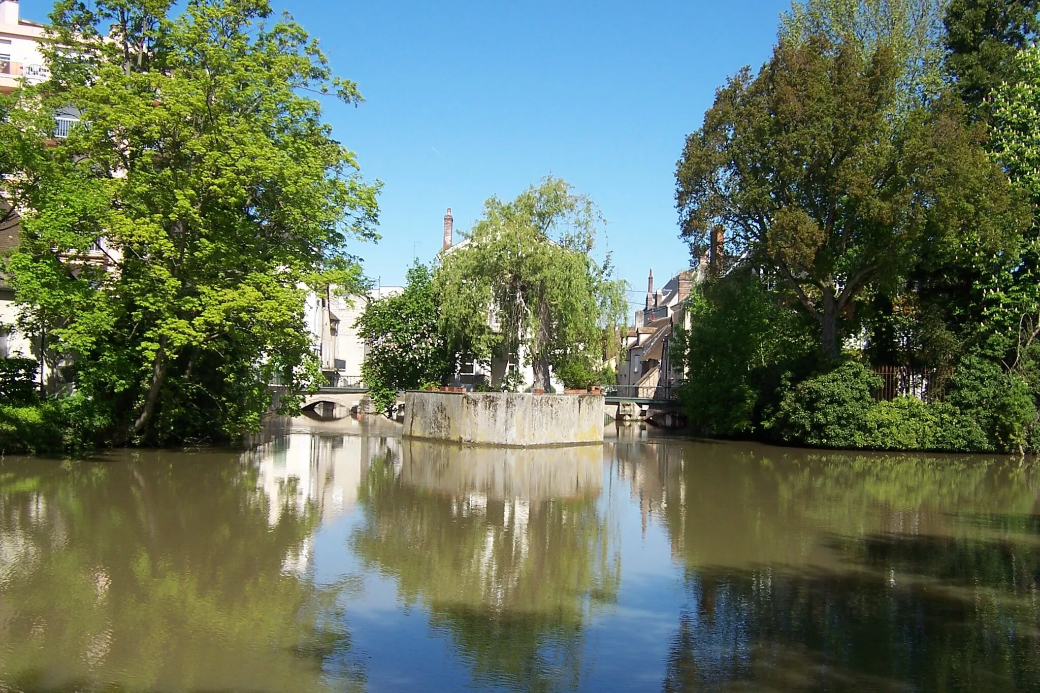 Photo showing: France - Loiret - Montargis - Les canaux. Au premier plan, le canal de Briare ; Débouchant dans celui-ci, deux canaux provenant du centre ville. Celui de gauche est celui qui passe sous le pont du Moulin de la Pêcherie.