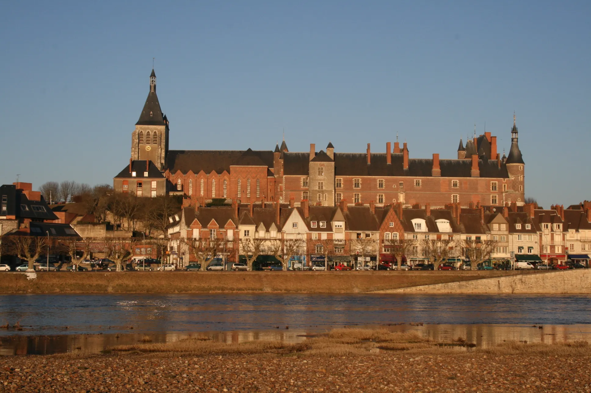 Photo showing: Château de Gien (Loiret - France) - Vue à partir du lit de la Loire (hiver - soleil couchant)