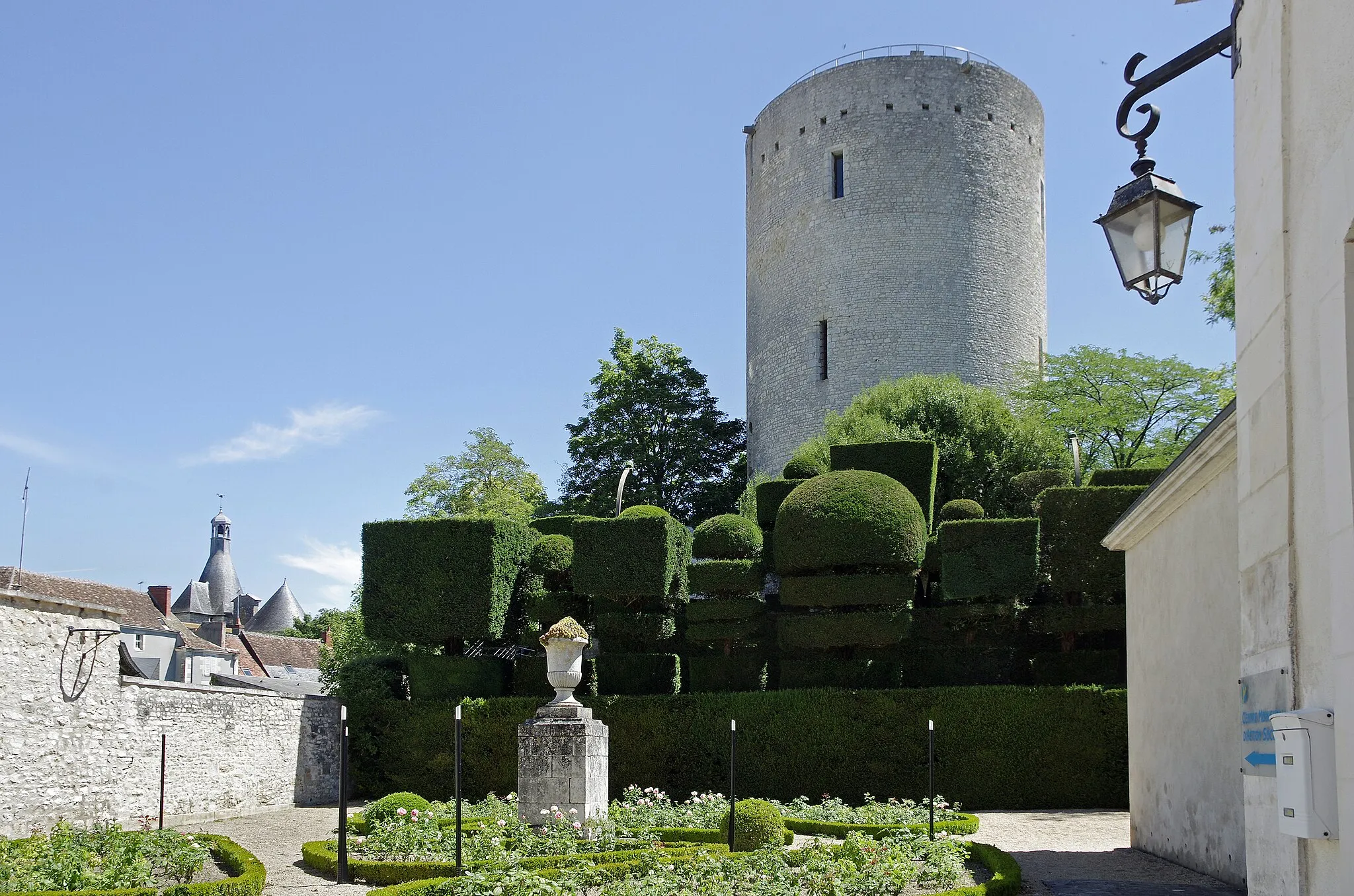 Photo showing: Issoudun (Indre).
La Tour Blanche.
Edifice qui se situe au carrefour des architectures Plantagenêt et Philippienne.
Des restant de murs au pied de la tour font penser que celle-ci était chemisée (entourée par une enceinte).
Philippe-Auguste s'était emparé d'Issoudun en 1187, mais en 1195, Mercadier, un mercenaire à la solde de Richard Coeur-de-Lion, reprend la ville.
En 1196, le traité de Gaillon accorde Issoudun à Richard. D'après la tradition, la construction de la Tour Blanche aurait débuté à la demande de Richard Cœur-de-Lion, entre 1196 et 1200.
En 1200, suite au traité du Goulet, le successeur de Richard, Jean Sans Terre, doit rendre Issoudun à Philippe-Auguste. C'est Philippe-Auguste qui fera terminer la construction de la tour, vers 1202.
Pour sceller la paix entre la France et l'Angleterre, Aliénor d'Aquitaine sortira, en 1204, de l'Abbaye de Fontevrault où elle s'était retirée, pour aller chercher en Castille sa petite fille, Blanche, pour la marier au prince Louis, fils de Philippe -Auguste. Aliénor, qui a été mariée au roi d'Angleterre Henri II, était également la mère de Richard Coeur-de-Lion et de Jeans-Sans-Terre.
On mariera Blanche de Castille, avec le Prince Louis, fils de Philippe Auguste et future Louis VIII.
Blanche de Castille, aurait reçut Issoudun en dot au moment même où s'achevait la construction de la tour, celle-ci aurait donc été baptisée "la Tour Blanche".
Cependant, l'historien Romain Guignard fait remarquer que " cette appellation de tour Blanche apparaît surtout dans l'usage moderne. On ne la remarque pas dans les anciens textes où il n'est question que de la "tour d'Issoudun".
La Tour Blanche pourrait tout simplement devoir son nom à la blancheur du calcaire  des carrières d'Ambrault, utilisé pour la construction.
www.richesheures.net/epoque-6-15/chateau/36issoudun-histo...

www.lanouvellerepublique.fr/Indre/Communes/Issoudun/n/Con...