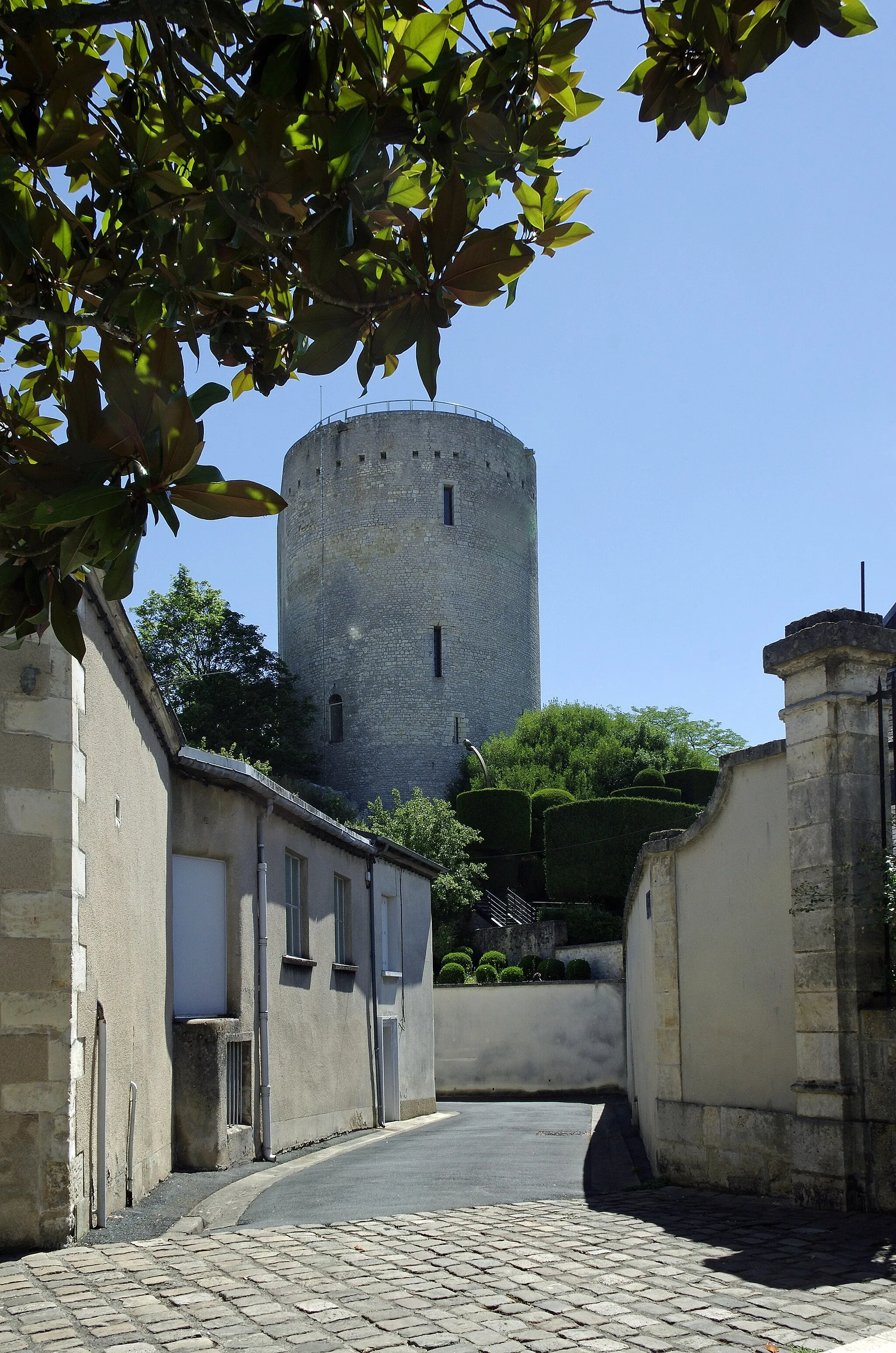 Photo showing: Issoudun (Indre).
La Tour Blanche.
Edifice qui se situe au carrefour des architectures Plantagenêt et Philippienne.
Des restant de murs au pied de la tour font penser que celle-ci était chemisée (entourée par une enceinte).
Philippe-Auguste s'était emparé d'Issoudun en 1187, mais en 1195, Mercadier, un mercenaire à la solde de Richard Coeur-de-Lion, reprend la ville.
En 1196, le traité de Gaillon accorde Issoudun à Richard. D'après la tradition, la construction de la Tour Blanche aurait débuté à la demande de Richard Cœur-de-Lion, entre 1196 et 1200.
En 1200, suite au traité du Goulet, le successeur de Richard, Jean Sans Terre, doit rendre Issoudun à Philippe-Auguste. C'est Philippe-Auguste qui fera terminer la construction de la tour, vers 1202.
Pour sceller la paix entre la France et l'Angleterre, Aliénor d'Aquitaine sortira, en 1204, de l'Abbaye de Fontevrault où elle s'était retirée, pour aller chercher en Castille sa petite fille, Blanche, pour la marier au prince Louis, fils de Philippe -Auguste. Aliénor, qui a été mariée au roi d'Angleterre Henri II, était également la mère de Richard Coeur-de-Lion et de Jeans-Sans-Terre.
On mariera Blanche de Castille, avec le Prince Louis, fils de Philippe Auguste et future Louis VIII.
Blanche de Castille, aurait reçut Issoudun en dot au moment même où s'achevait la construction de la tour, celle-ci aurait donc été baptisée "la Tour Blanche".
Cependant, l'historien Romain Guignard fait remarquer que " cette appellation de tour Blanche apparaît surtout dans l'usage moderne. On ne la remarque pas dans les anciens textes où il n'est question que de la "tour d'Issoudun".
La Tour Blanche pourrait tout simplement devoir son nom à la blancheur du calcaire  des carrières d'Ambrault, utilisé pour la construction.
www.richesheures.net/epoque-6-15/chateau/36issoudun-histo...

www.lanouvellerepublique.fr/Indre/Communes/Issoudun/n/Con...