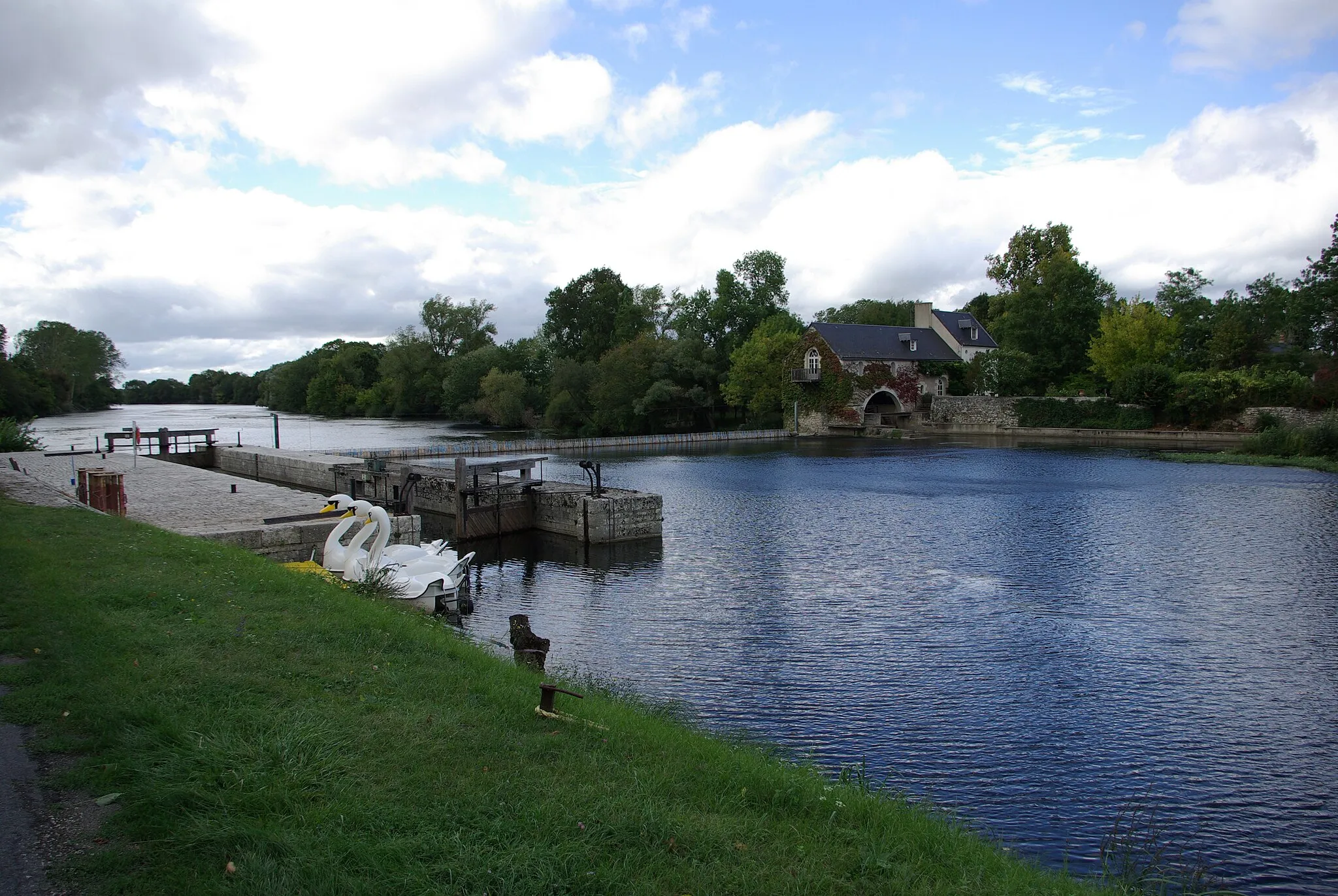 Photo showing: This building is inscrit au titre des monuments historiques de la France. It is indexed in the base Mérimée, a database of architectural heritage maintained by the French Ministry of Culture, under the reference PA37000030 .