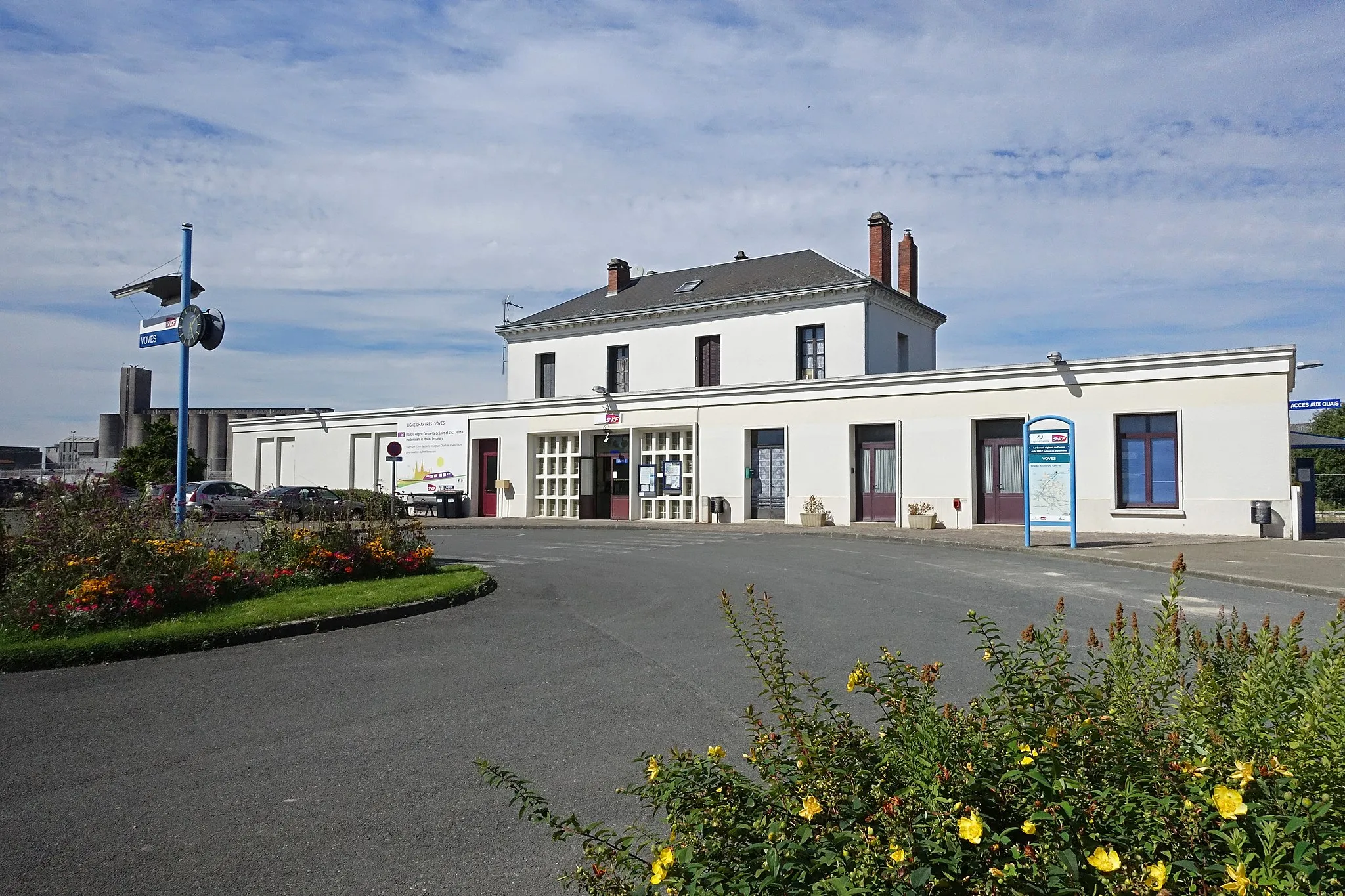 Photo showing: Main building of Voves station, France