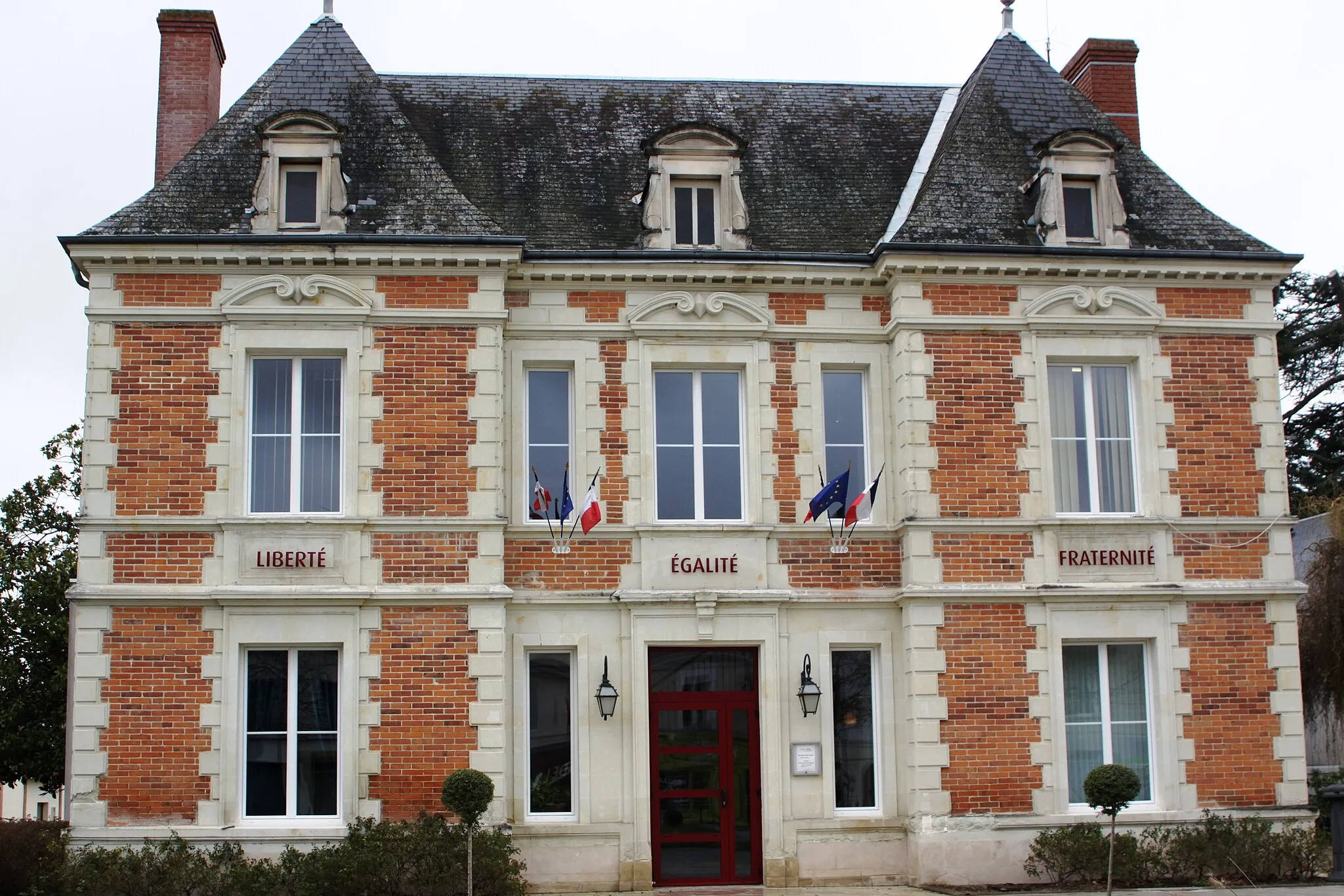 Photo showing: Maison communale de Dangé-Saint-Romain