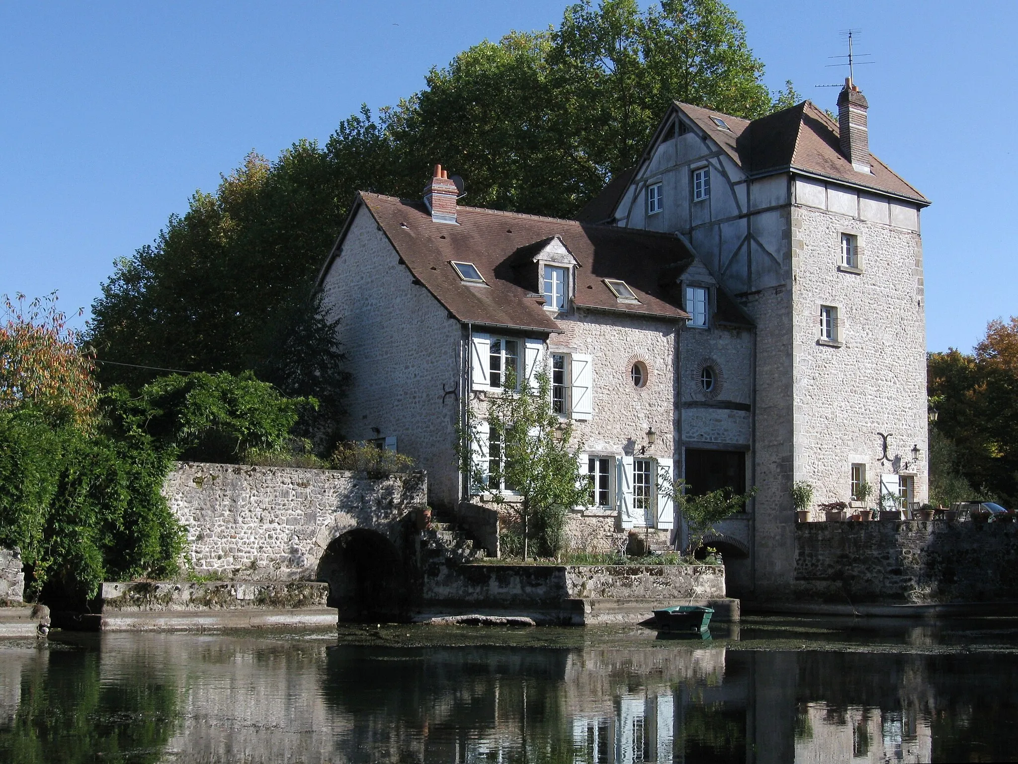Photo showing: Ancien moulin sur le Loiret, chaussée des Tacreniers, Saint-Pryvé-Saint-Mesmin, Loiret, France