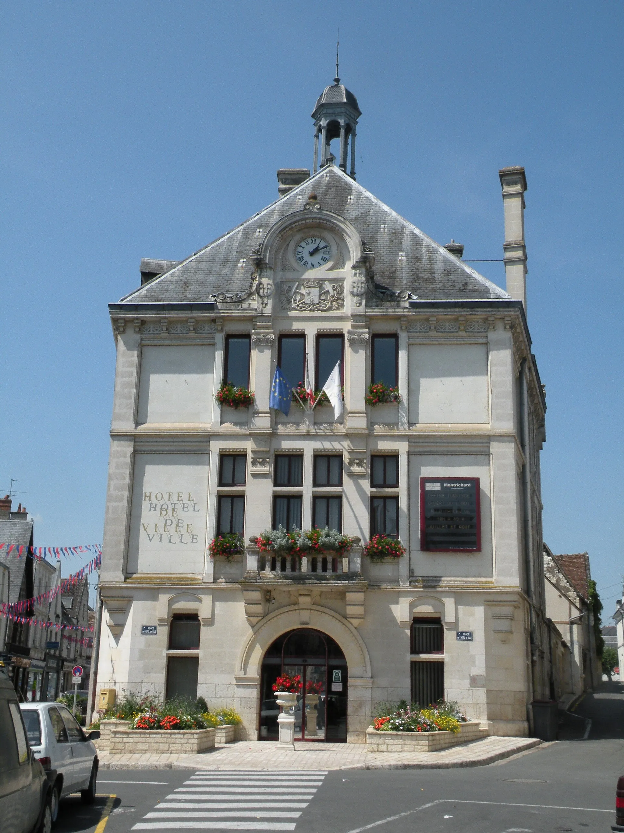 Photo showing: Façade de l’hôtel de ville de Montrichard.