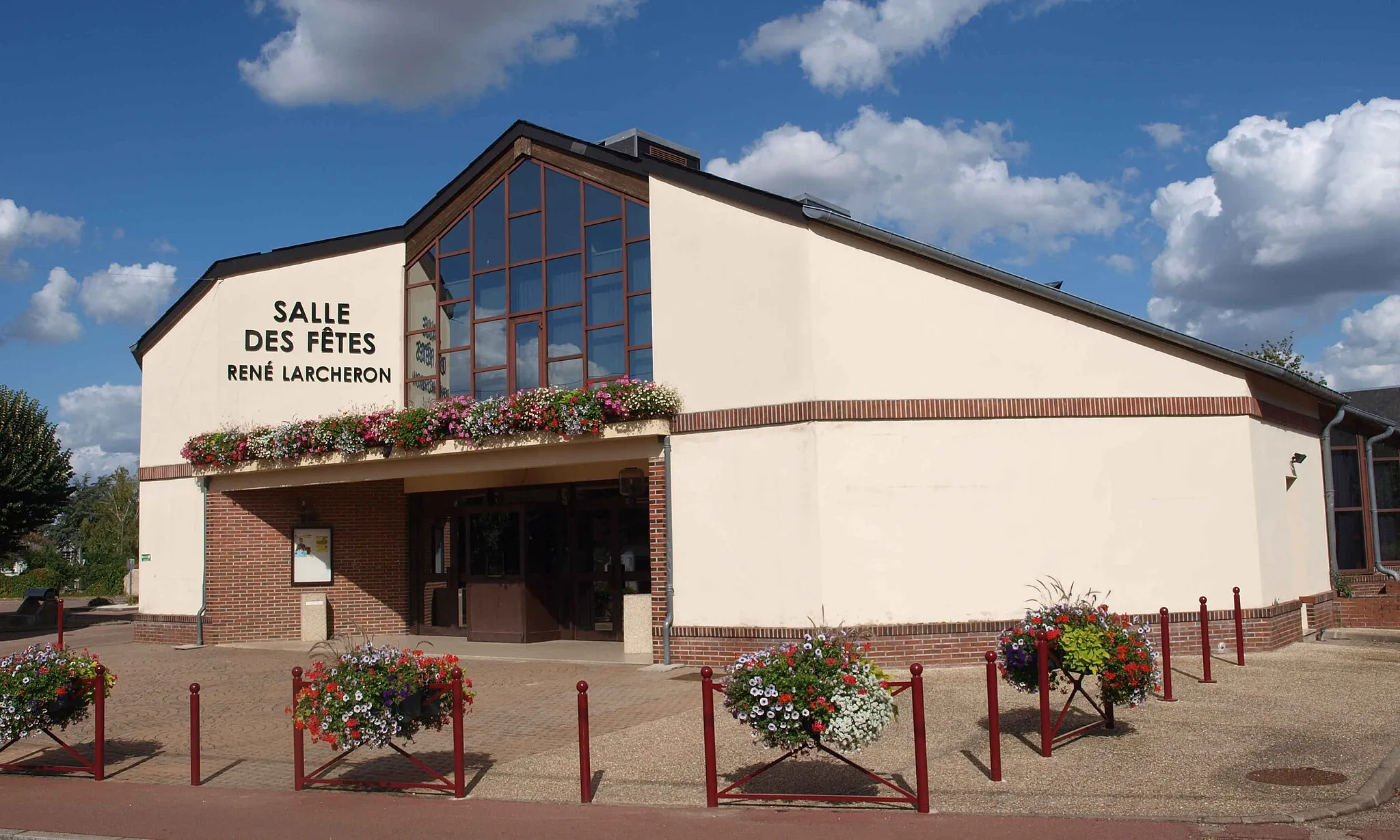 Photo showing: Ferrières-en-Gâtinais (Loiret, France) ; la salle des fêtes René Larcheron-02