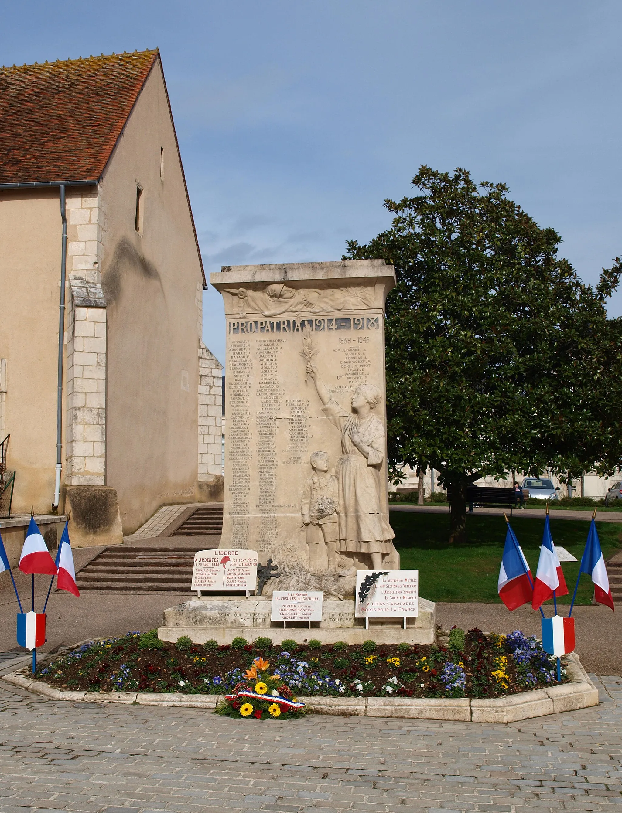 Photo showing: Ardentes (Indre, France) , le monument aux morts.