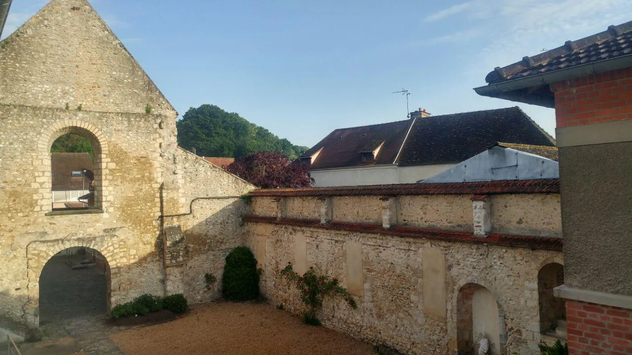 Photo showing: Cour intérieure du prieuré Saint-Thomas avec restes de vieux murs