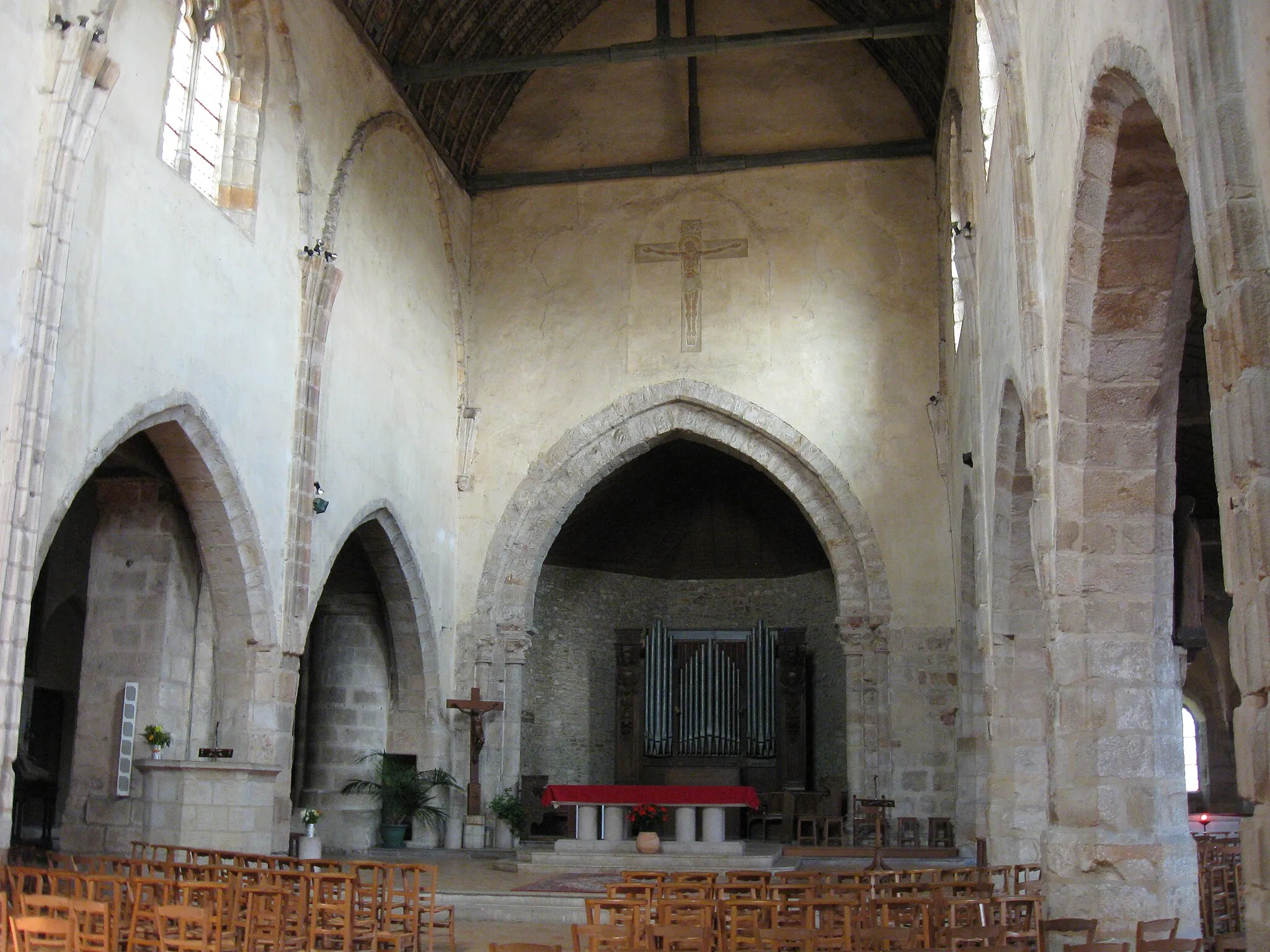 Photo showing: la nef et l'abside de l'église Saint-Pierre d'Épernon. Elle est mentionnée dans des actes du XIIe siècle.  L'ensemble du monument date du XVe siècle (Épernon, département d'Eure-et-Loir, région Centre-Val de Loire).