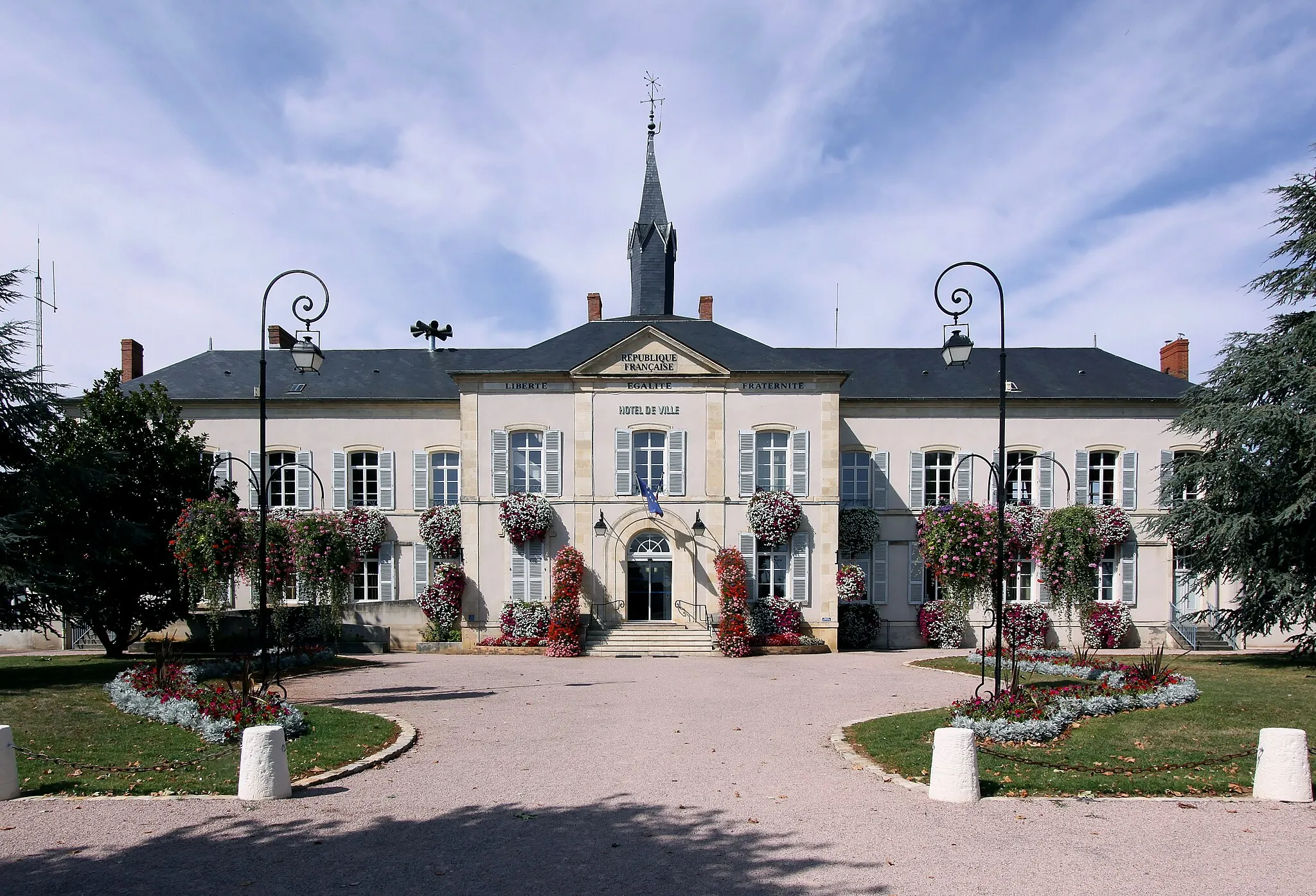 Photo showing: Rathaus von Dun-sur-Auron