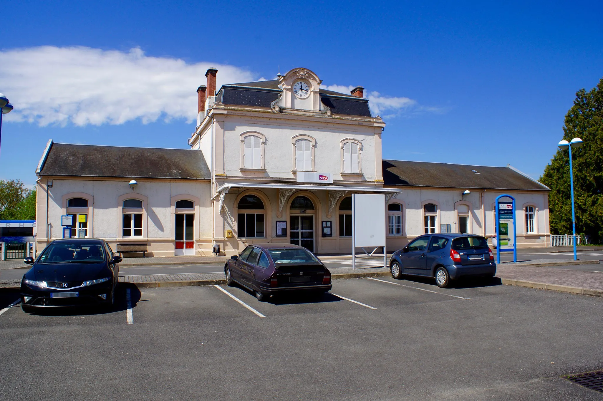 Photo showing: Le bâtiment voyageurs vue de la cour.