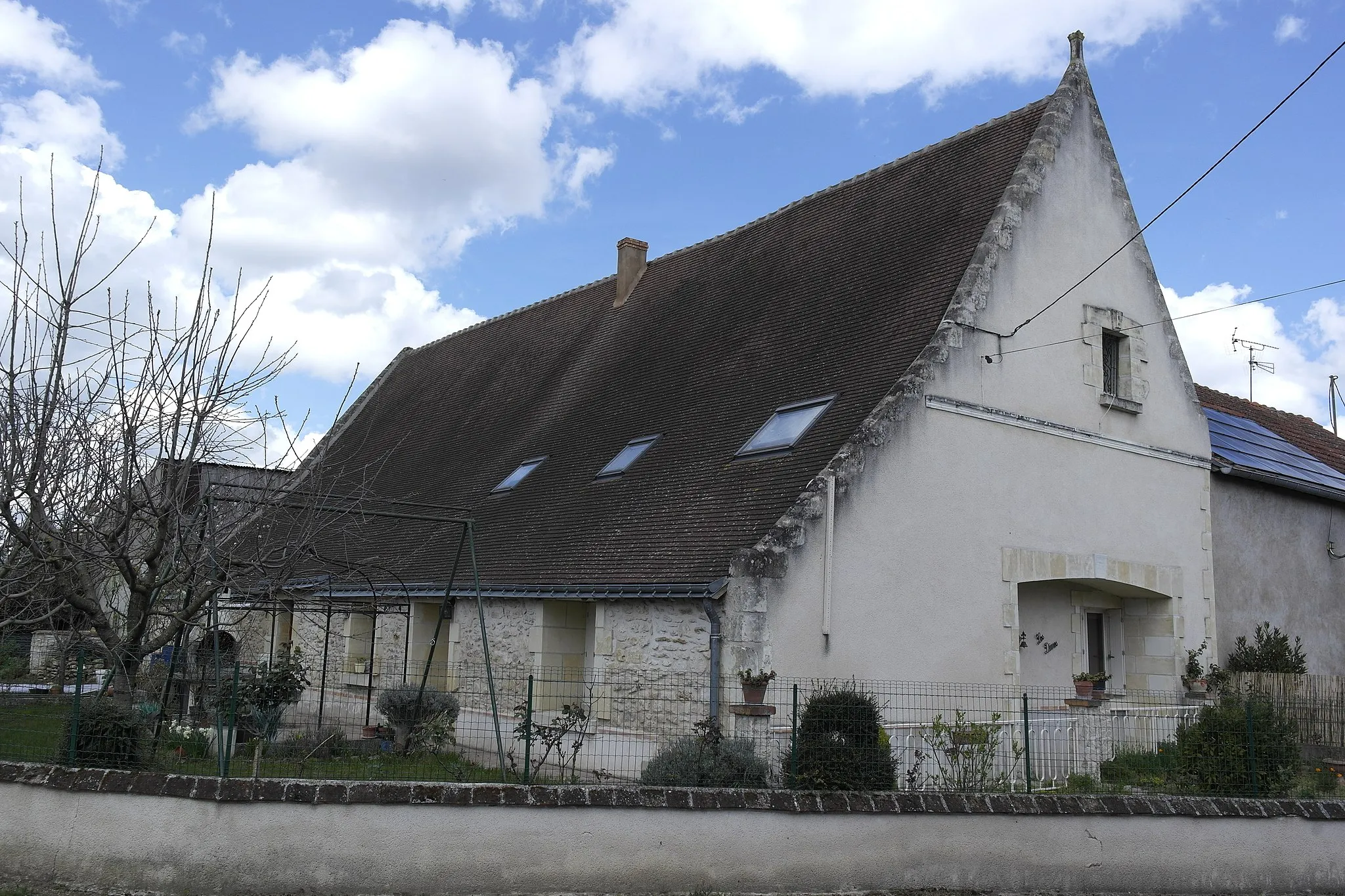 Photo showing: Ancienne grange dîmière située rue Louise-Michel