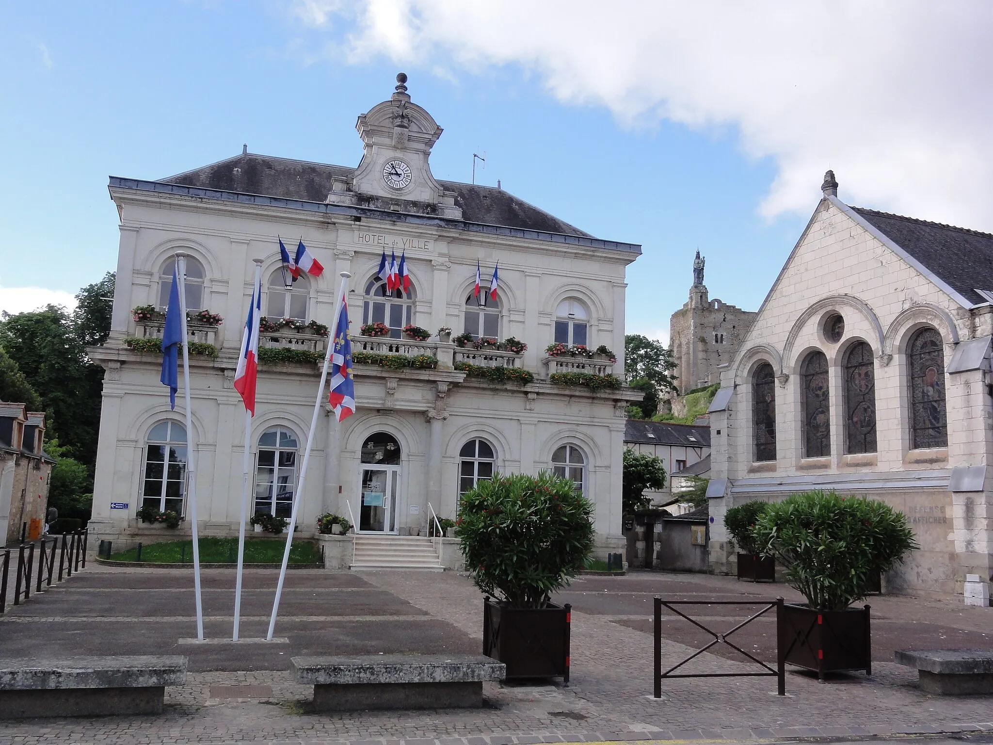 Photo showing: Montbazon (Indre-et-Loire) la Mairie, avec un aperçu de l'église et du donjon